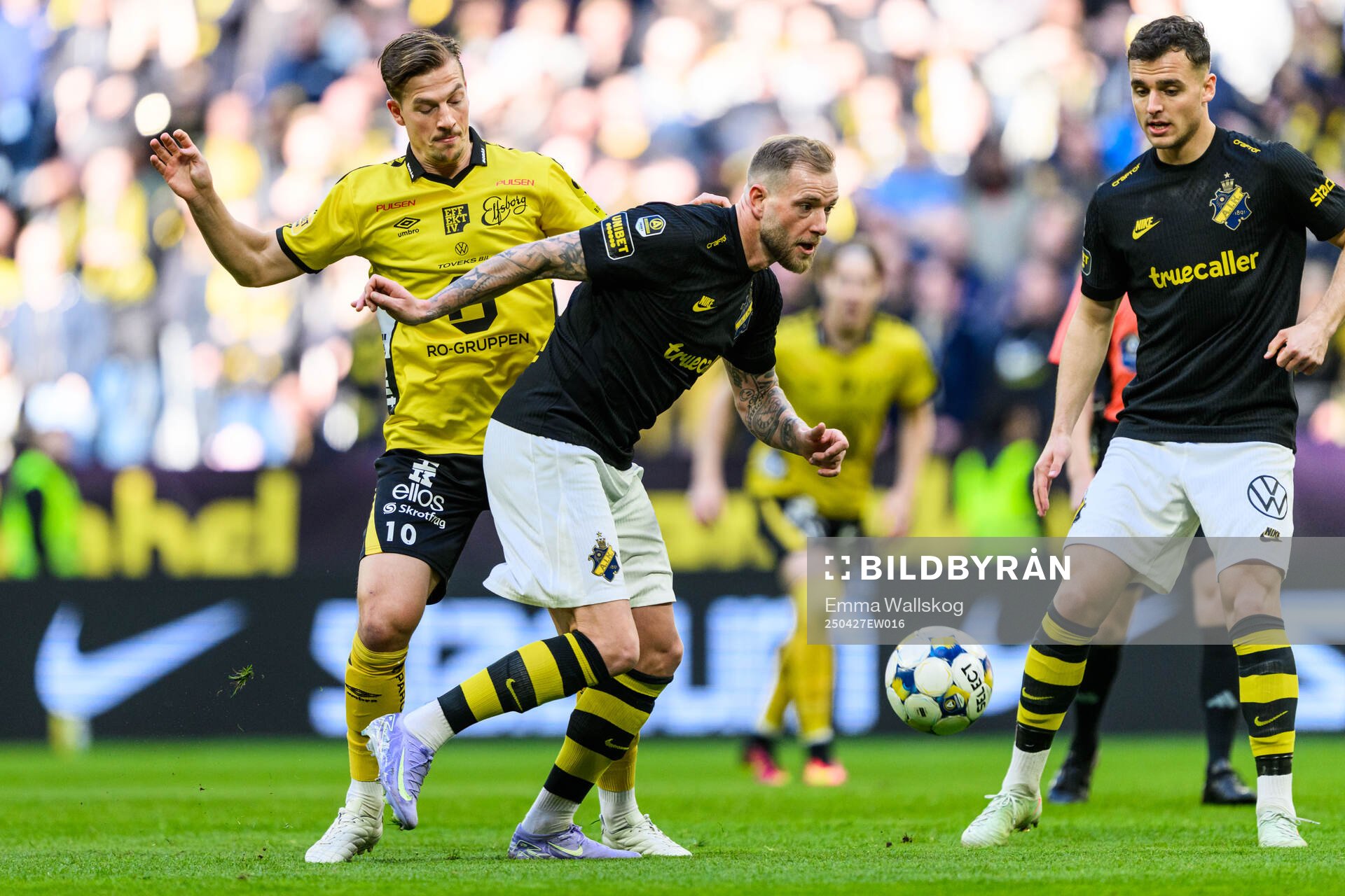 Elfsborgs Simon Olsson och AIKs John Guidetti under fotbollsmatchen i Allsvenskan mellan AIK och Elfsborg den 27 april 2025 i Stockholm. 