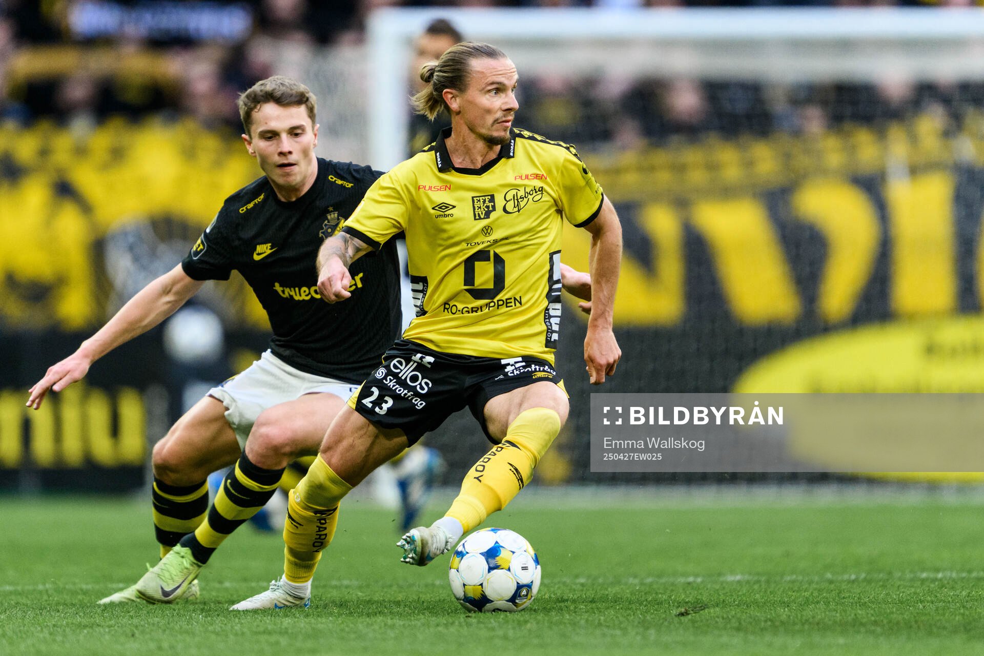 AIKs Johan Hove och Elfsborgs Niklas Hult  under fotbollsmatchen i Allsvenskan mellan AIK och Elfsborg den 27 april 2025 i Stockholm. 