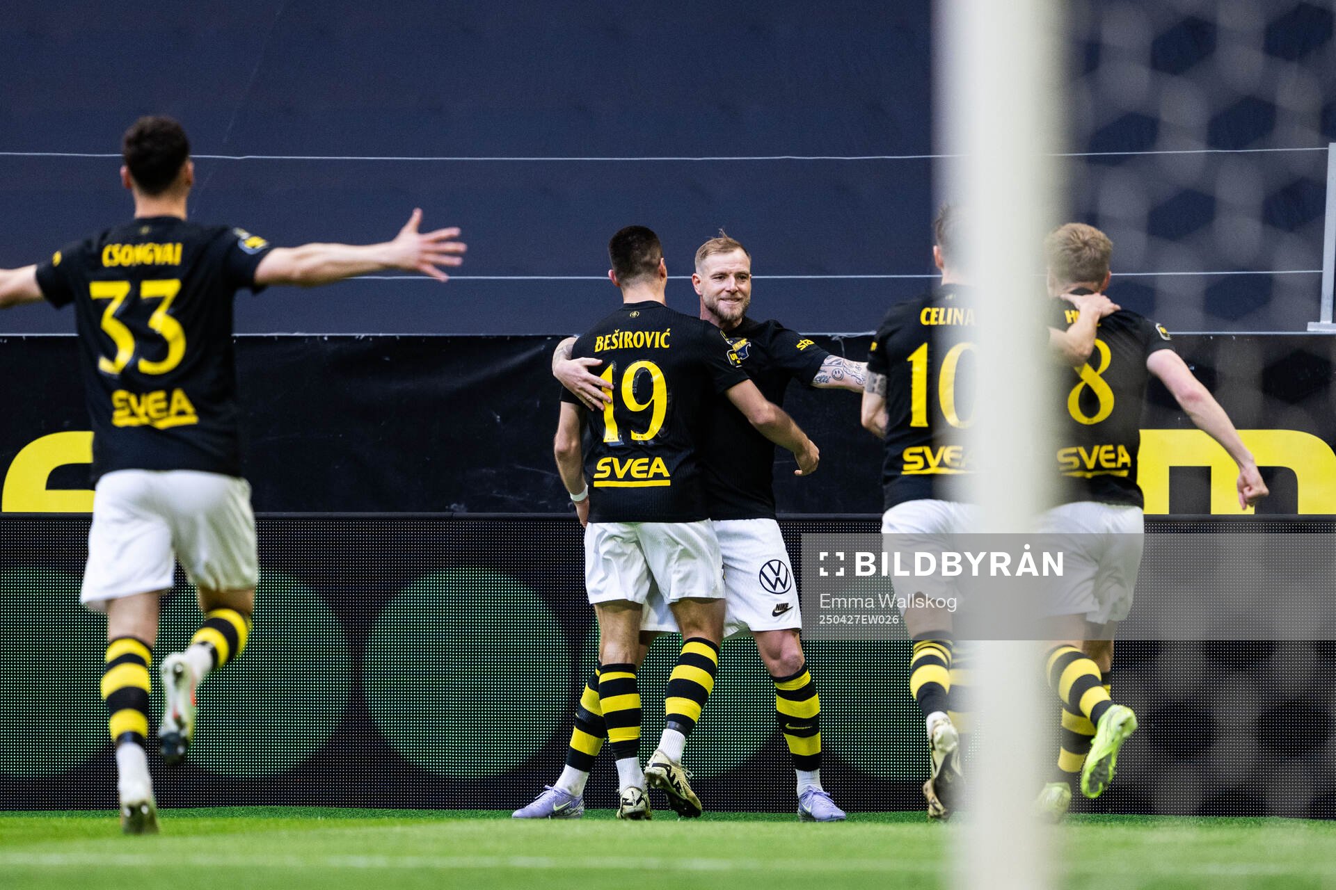AIKs Johan Hove jublar med Dino Besirovic, John Guidetti