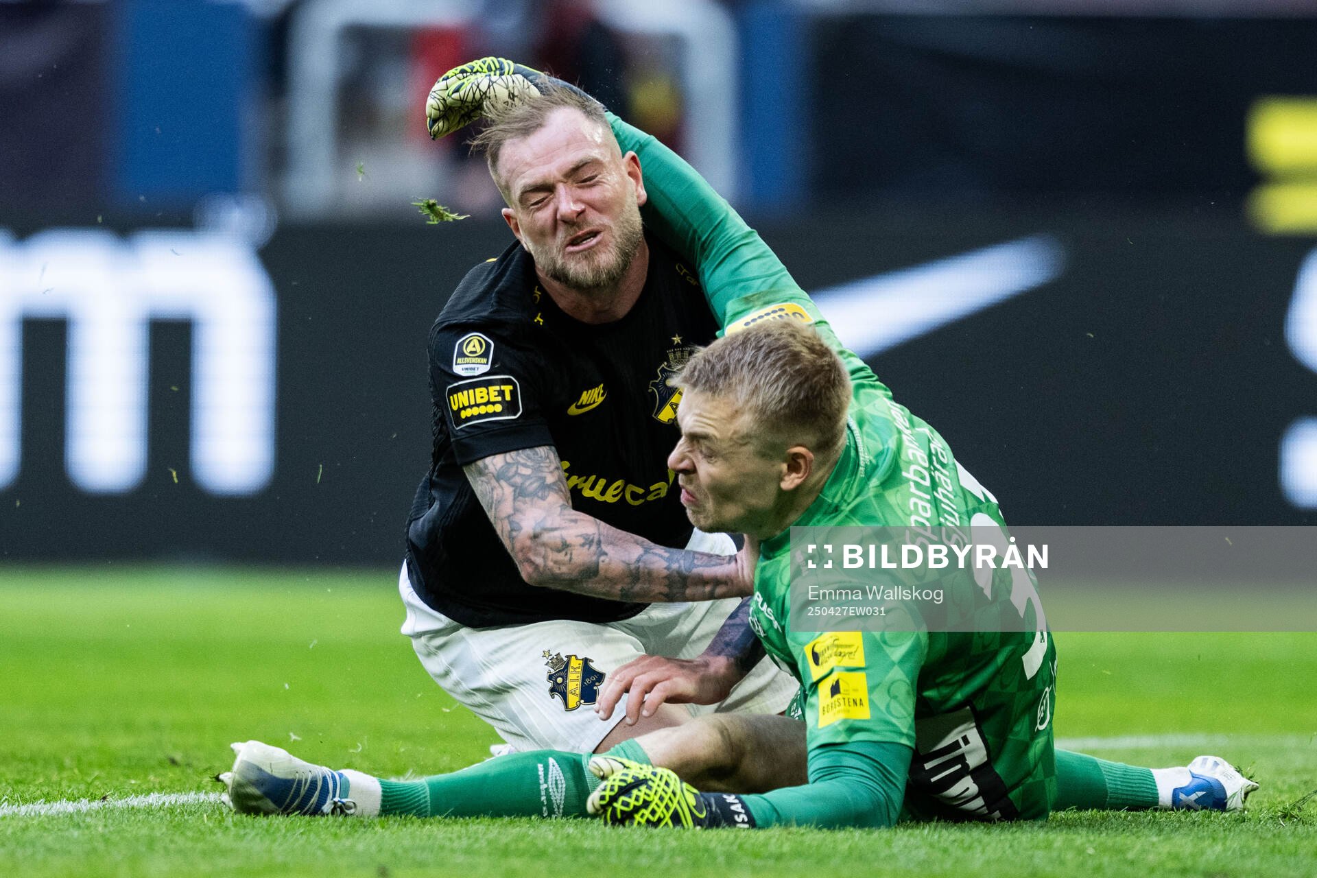 AIKs John Guidetti och Elfsborgs målvakt Isak Pettersson
