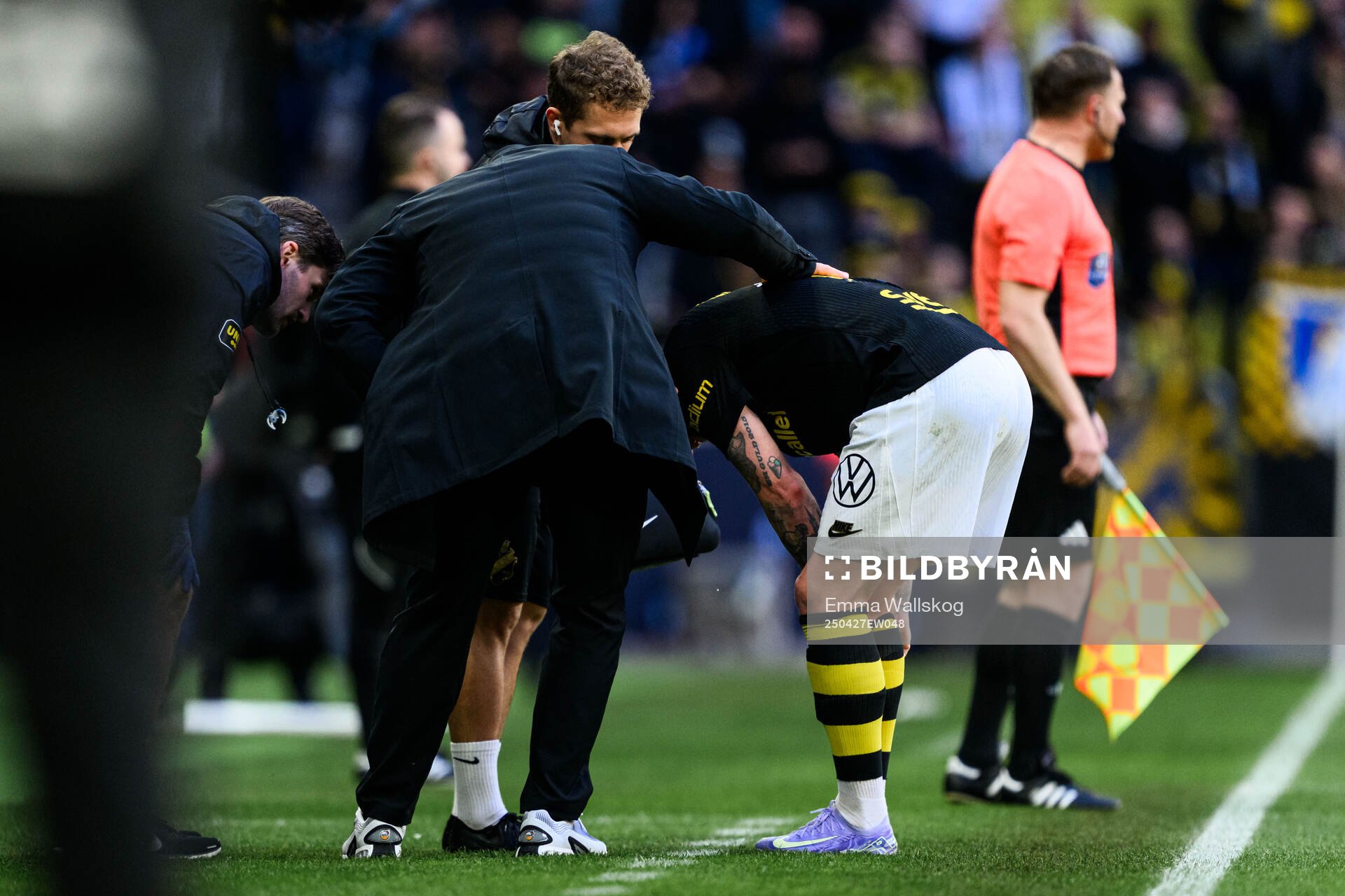 AIKs John Guidetti har ont under fotbollsmatchen i Allsvenskan mellan AIK och Elfsborg den 27 april 2025 i Stockholm. 