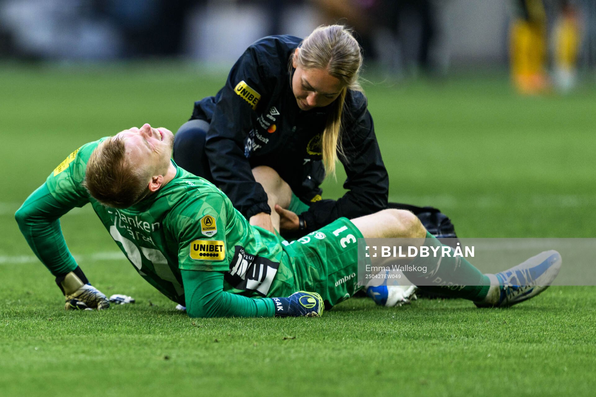 Elfsborgs målvakt Isak Pettersson får vård under fotbollsmatchen i Allsvenskan mellan AIK och Elfsborg den 27 april 2025 i Stockholm. 