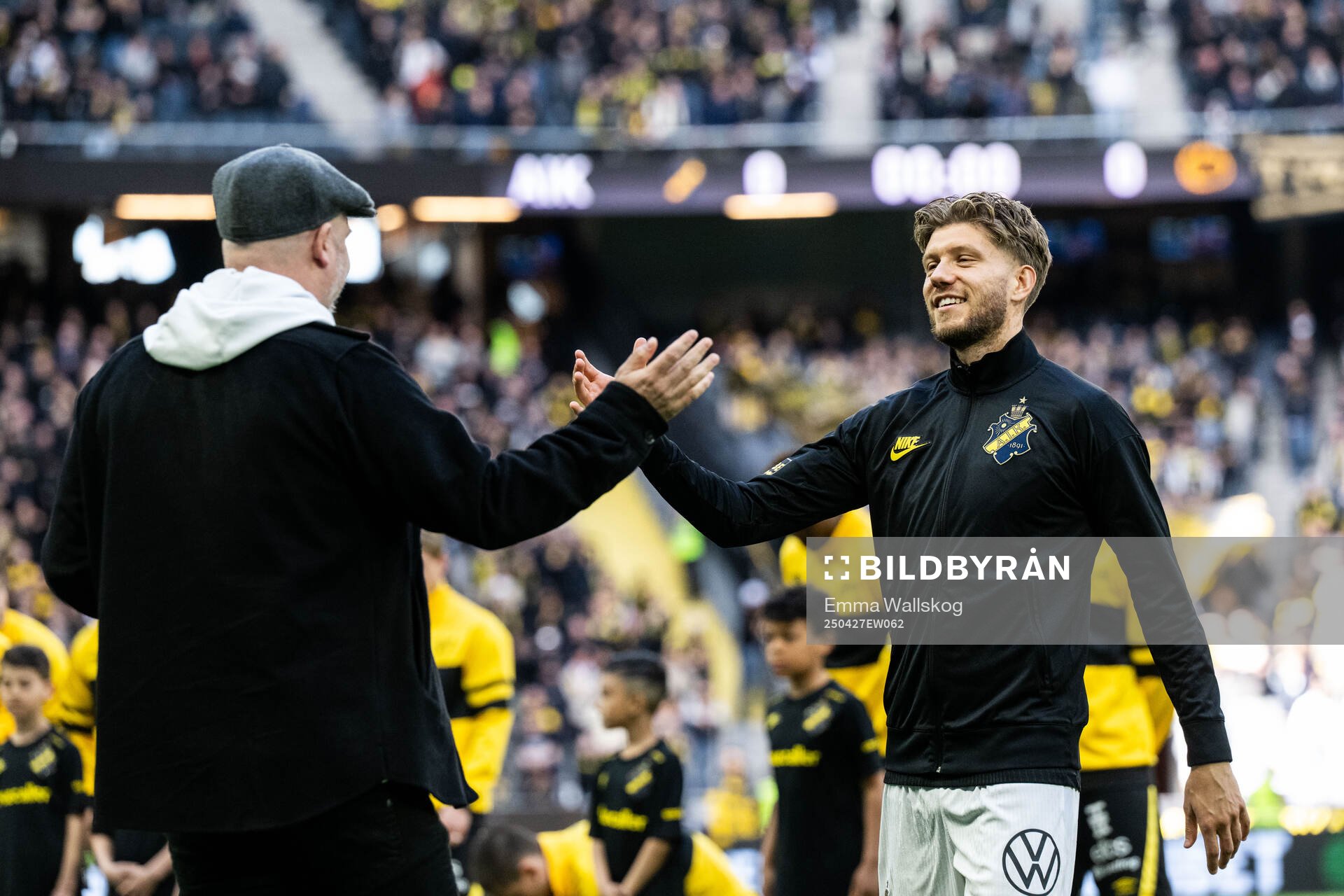 AIKs vd Fredrik Söderberg hyllar Anton Salétros för 200 matcher för AIK inför fotbollsmatchen i Allsvenskan mellan AIK och Elfsborg den 27 april 2025 i Stockholm.