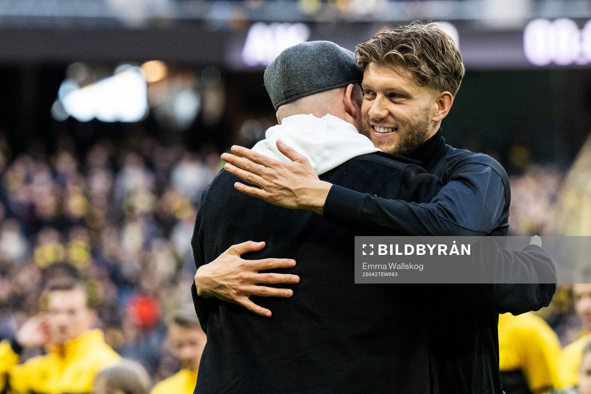 AIKs vd Fredrik Söderberg hyllar Anton Salétros för 200 matcher för AIK inför fotbollsmatchen i Allsvenskan mellan AIK och Elfsborg den 27 april 2025 i Stockholm.