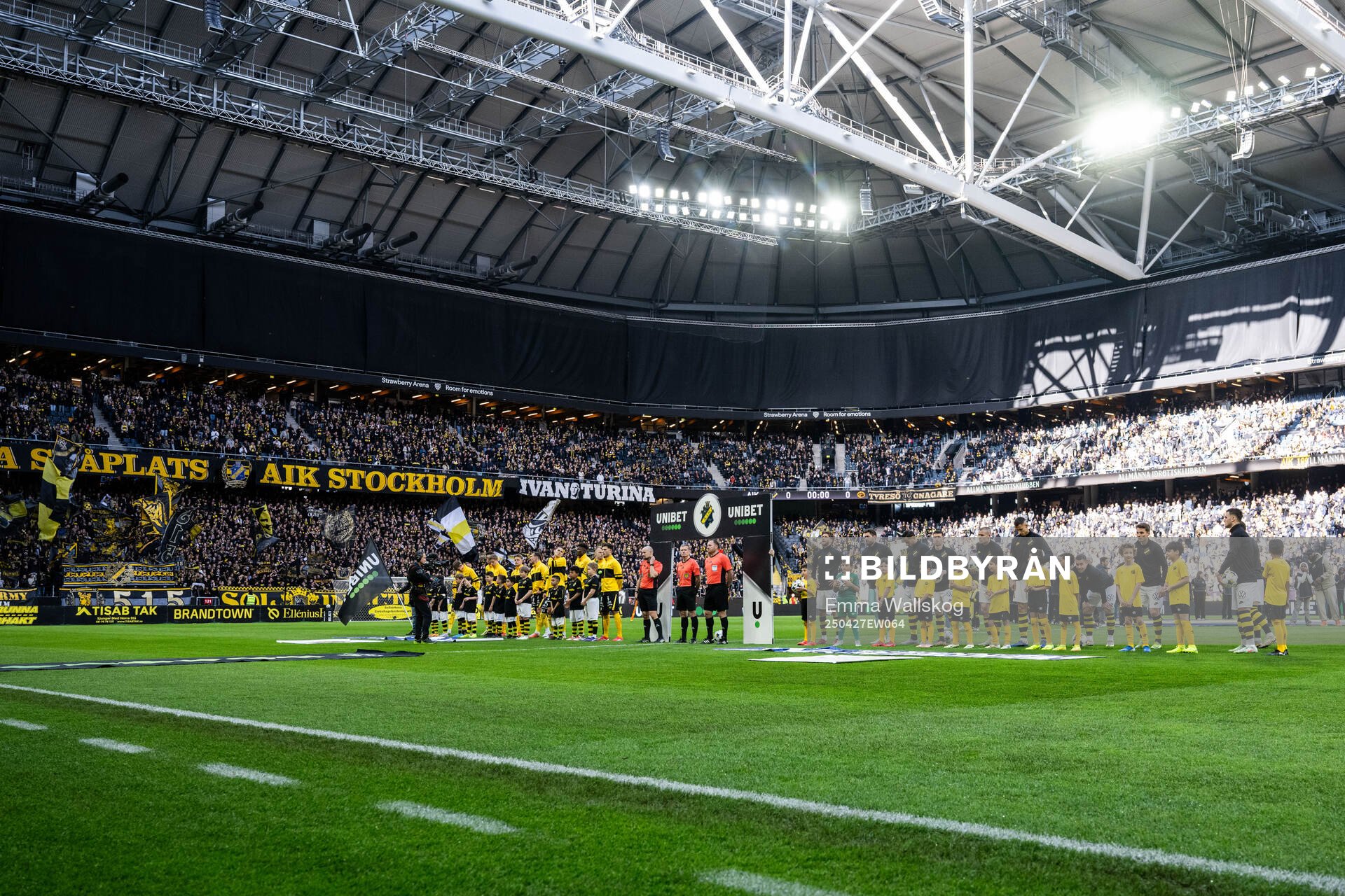 Elfsborgs och AIKs spelare inför fotbollsmatchen i Allsvenskan mellan AIK och Elfsborg den 27 april 2025 i Stockholm. 