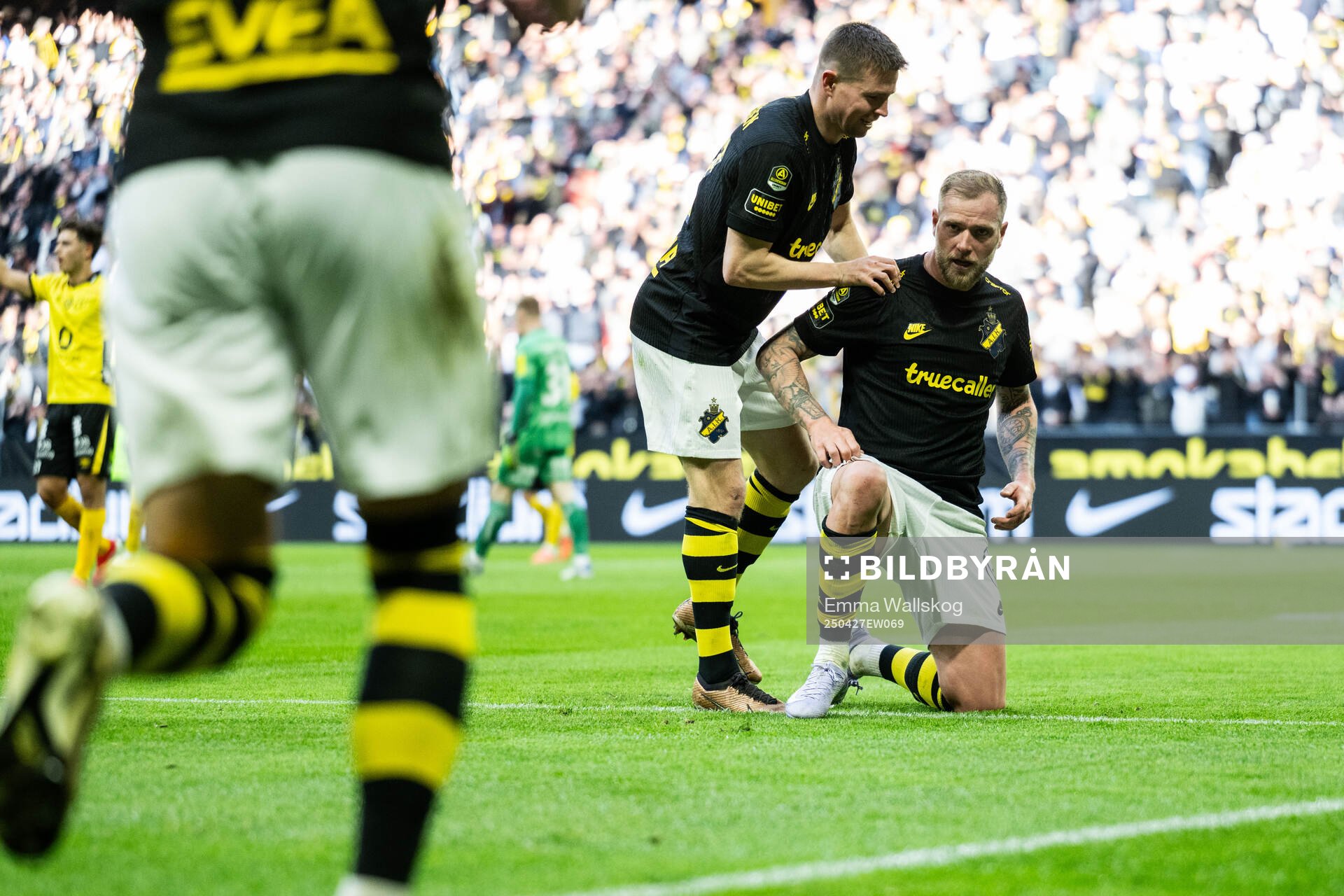 AIKs John Guidetti jublar med Mads Døhr Thychosen