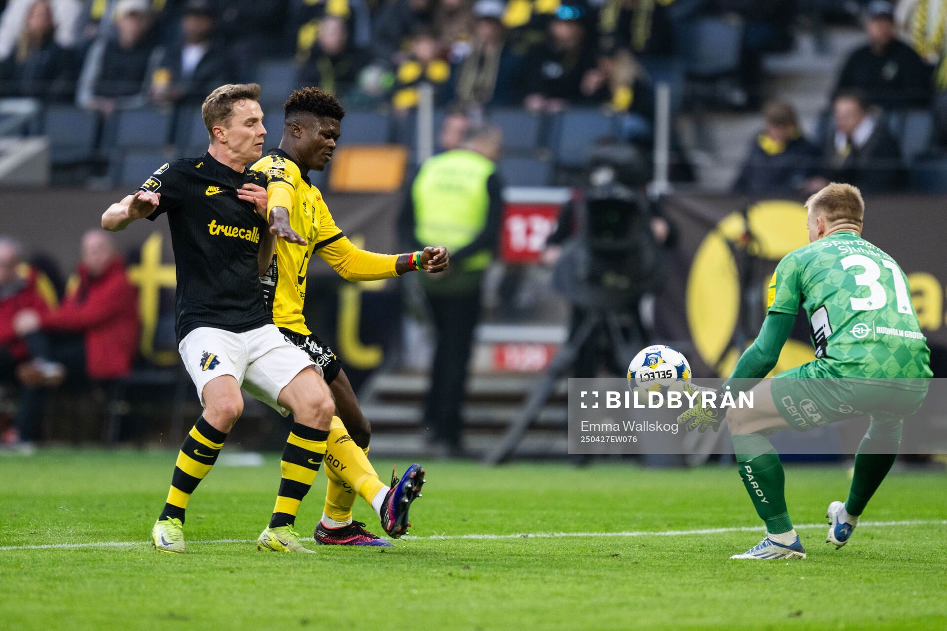 AIKs Johan Hove mot Elfsborgs Terry Yegbe och målvakt Isak Pettersson under fotbollsmatchen i Allsvenskan mellan AIK och Elfsborg den 27 april 2025 i Stockholm.
