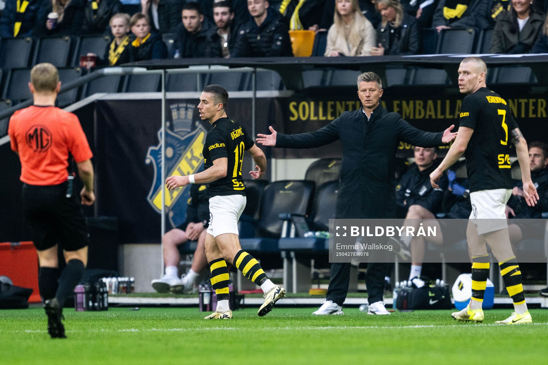 AIKs tränare Mikkjal Thomassen reagerar mot domare Fredrik