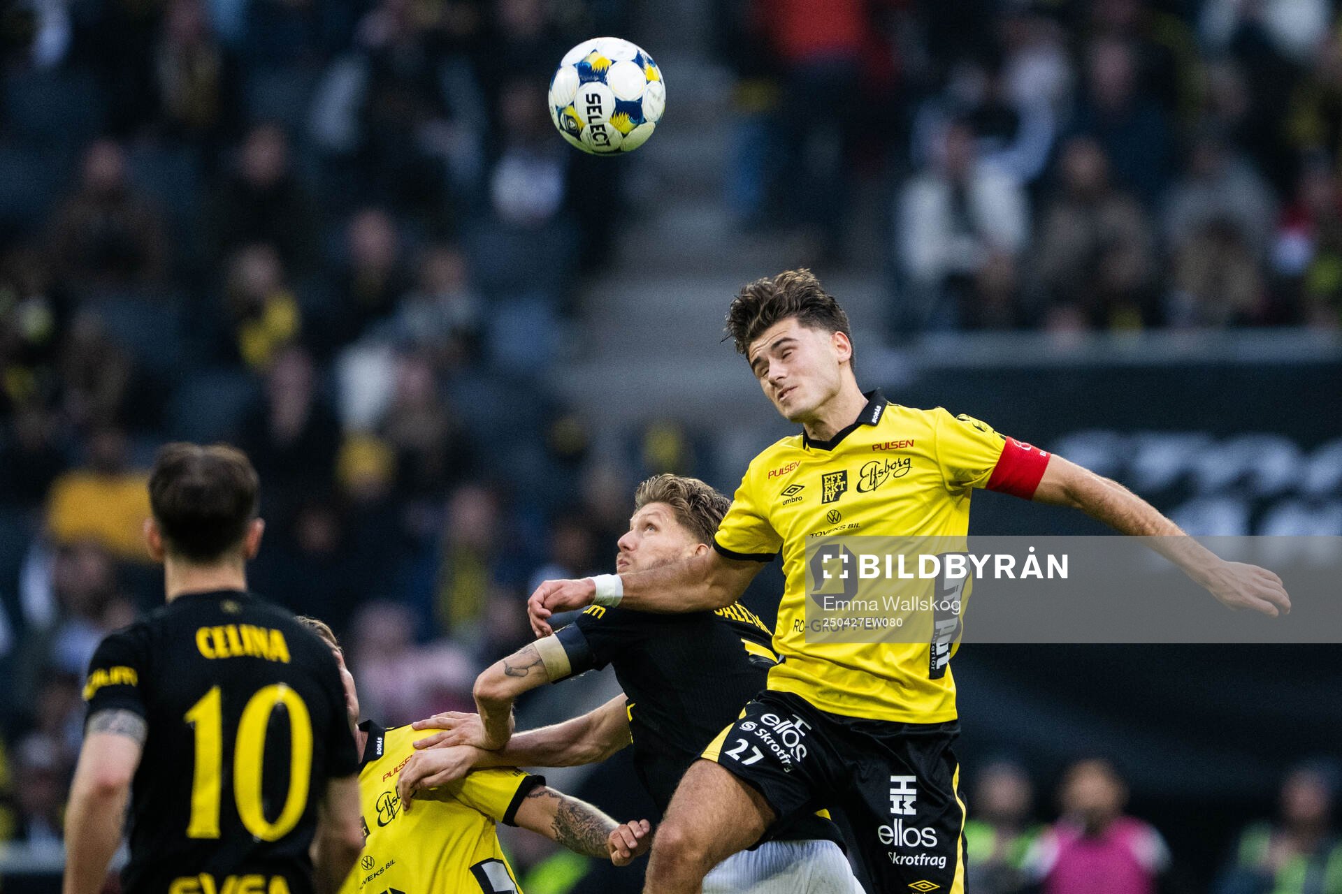 AIKs Anton Salétros och Elfsborgs Besfort Zeneli under fotbollsmatchen i Allsvenskan mellan AIK och Elfsborg den 27 april 2025 i Stockholm. 