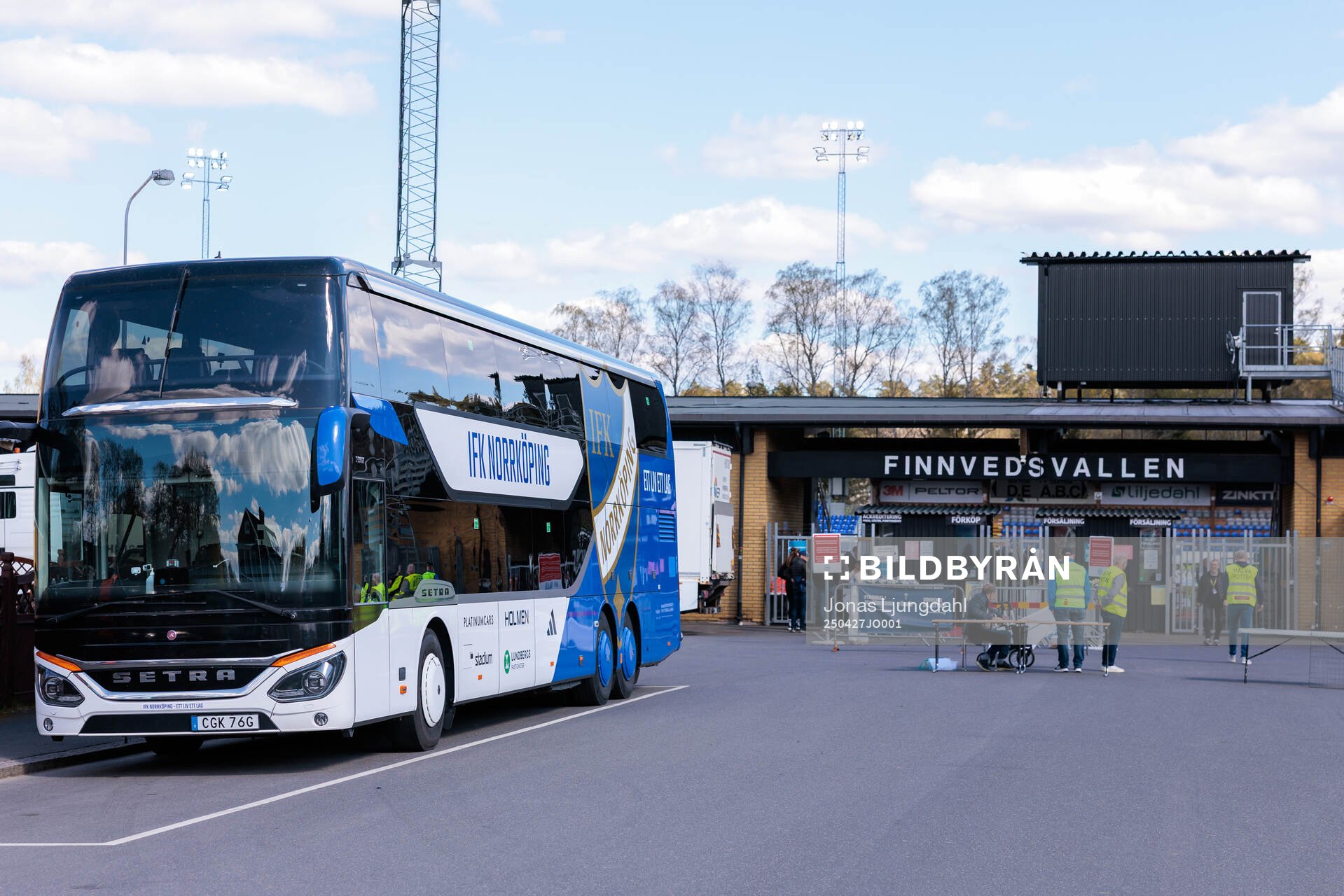 IFK Norrköpings buss utanför Finnvedsvallen