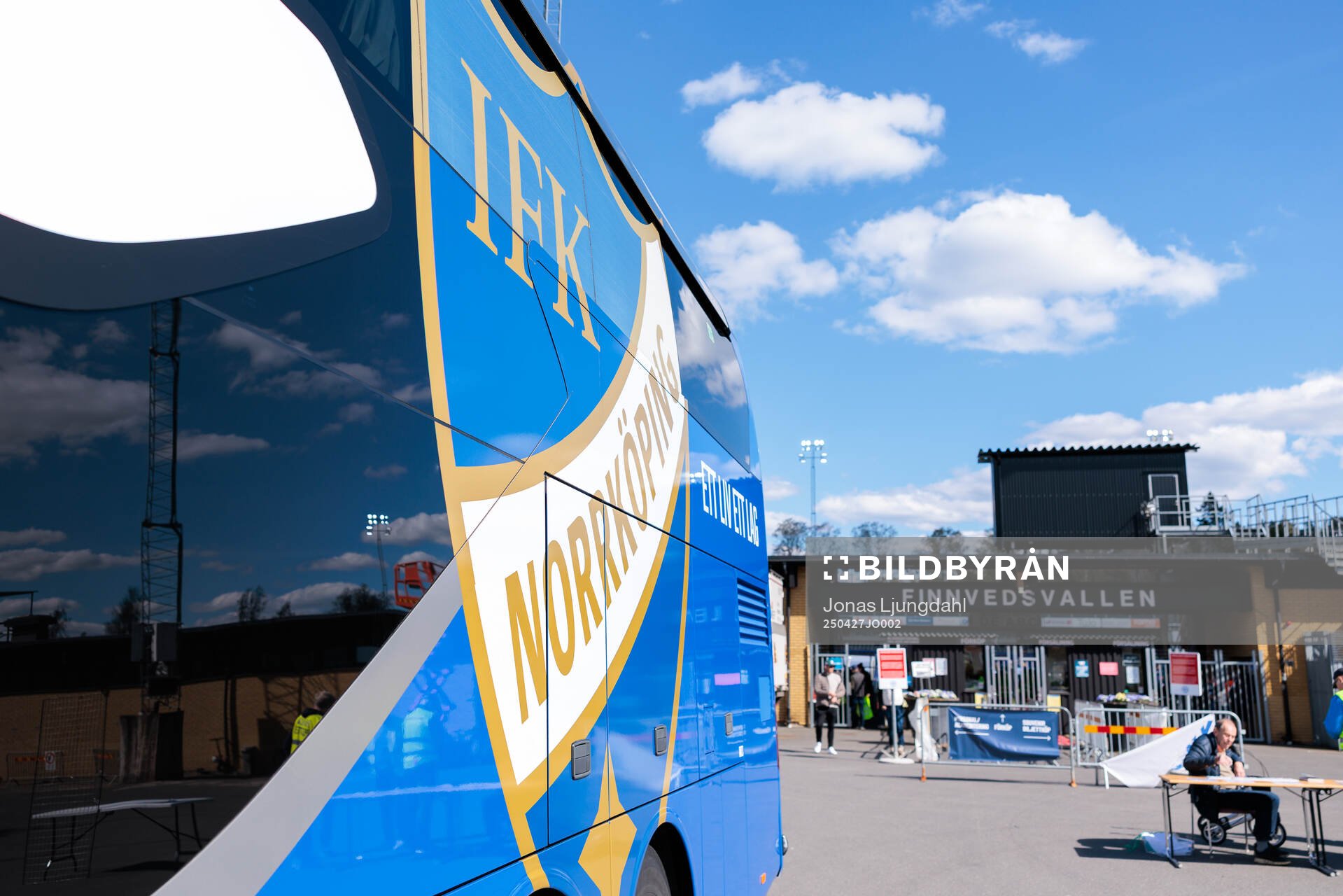 IFK Norrköpings buss utanför Finnvedsvallen