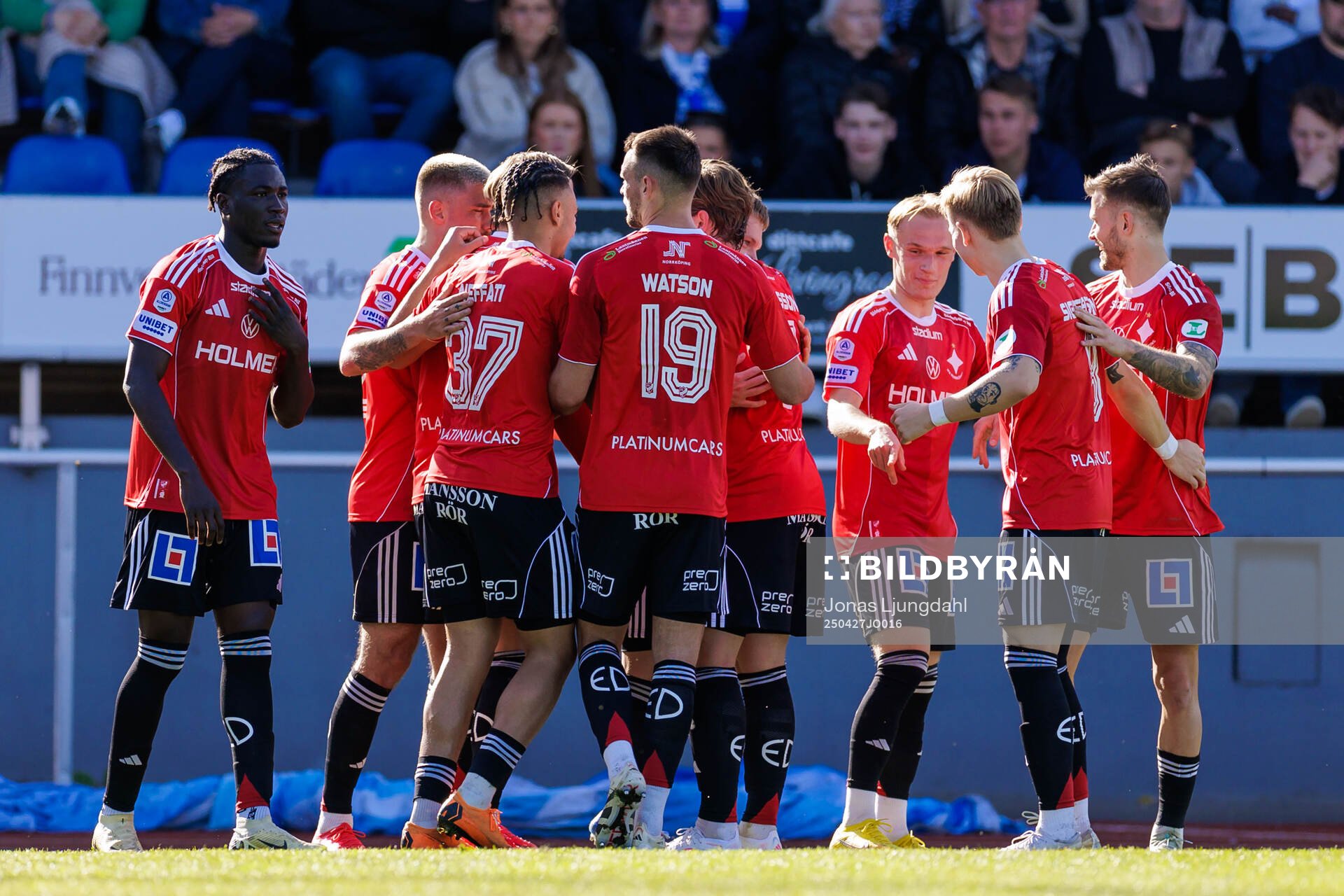 IFK Norrköpings spelare jublar efter 0-1 av Sebastian Vinther Jørgensen under fotbollsmatchen i Allsvenskan mellan Värnamo och IFK Norrköping den 27 april 2025 i Värnamo.
