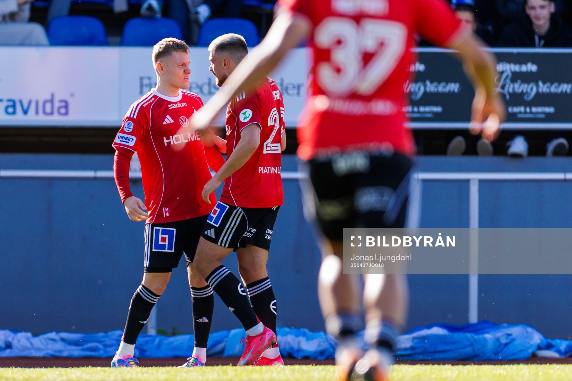 IFK Norrköpings Sebastian Vinther Jørgensen och Tim Prica jublar efter 0-1 under fotbollsmatchen i Allsvenskan mellan Värnamo och IFK Norrköping den 27 april 2025 i Värnamo.