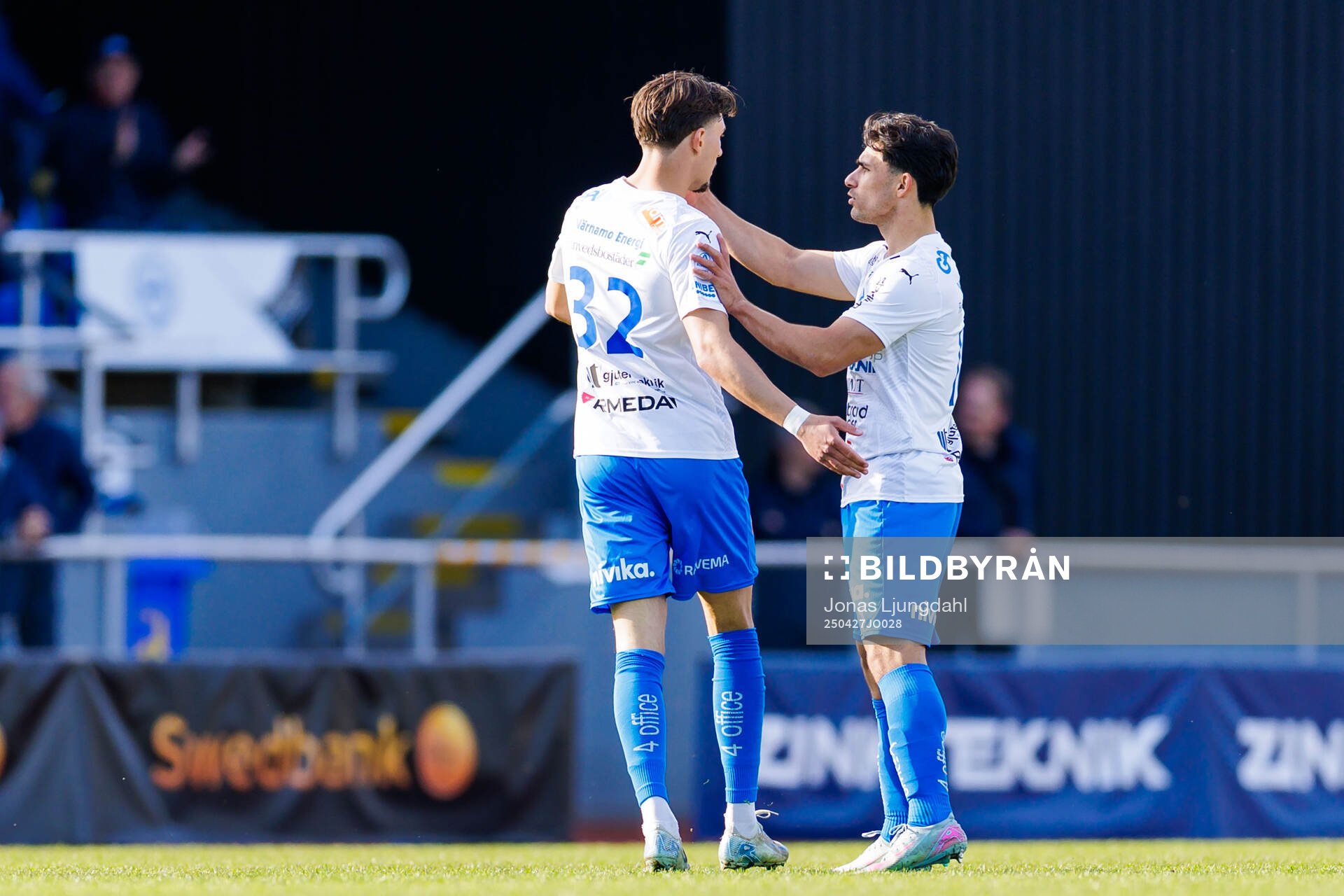 Värnamos Kenan Bilalovic och Mohammad Alsalkhadi jublar