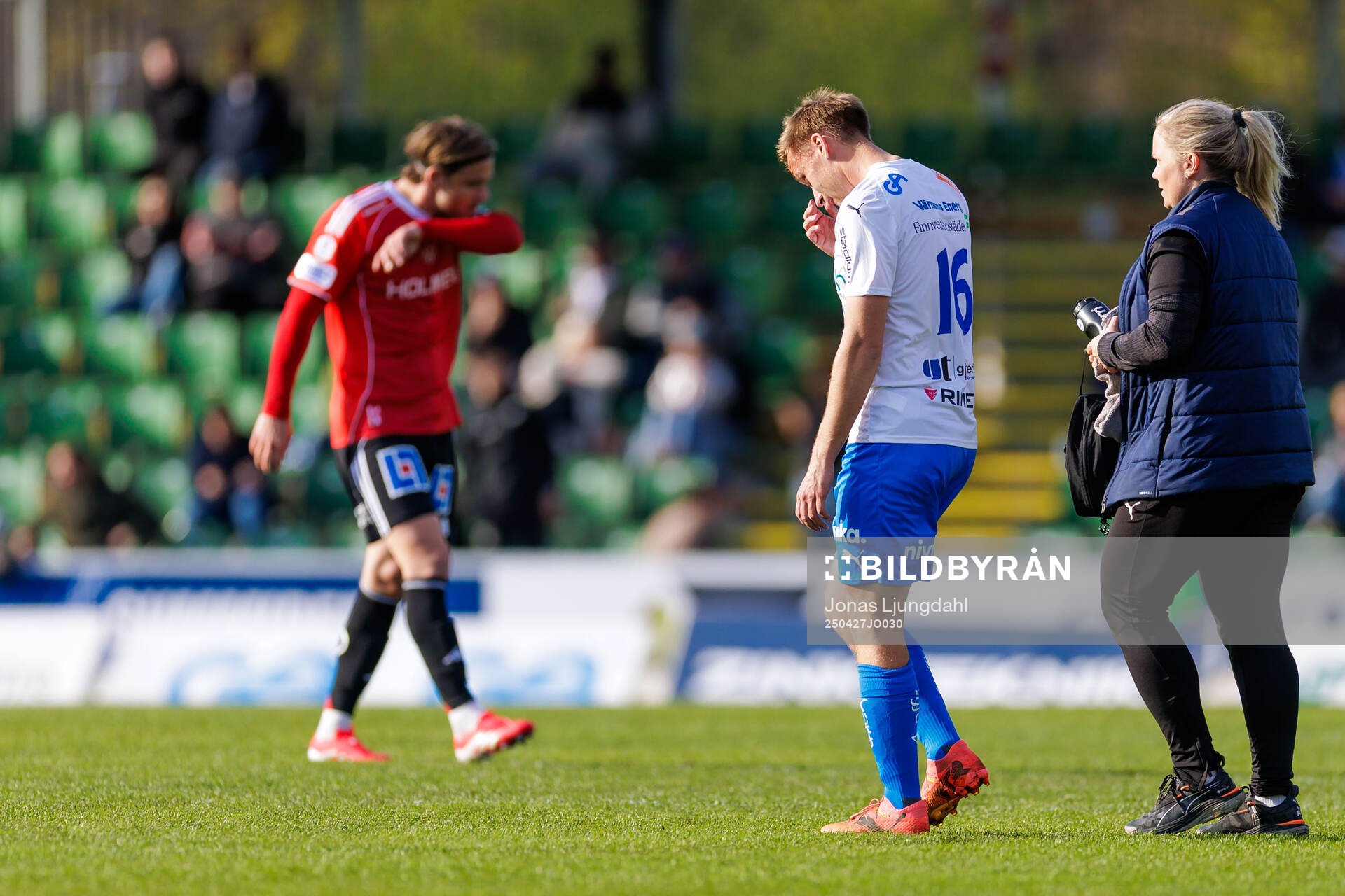 Värnamos Albin Lohikangas lämnar planen