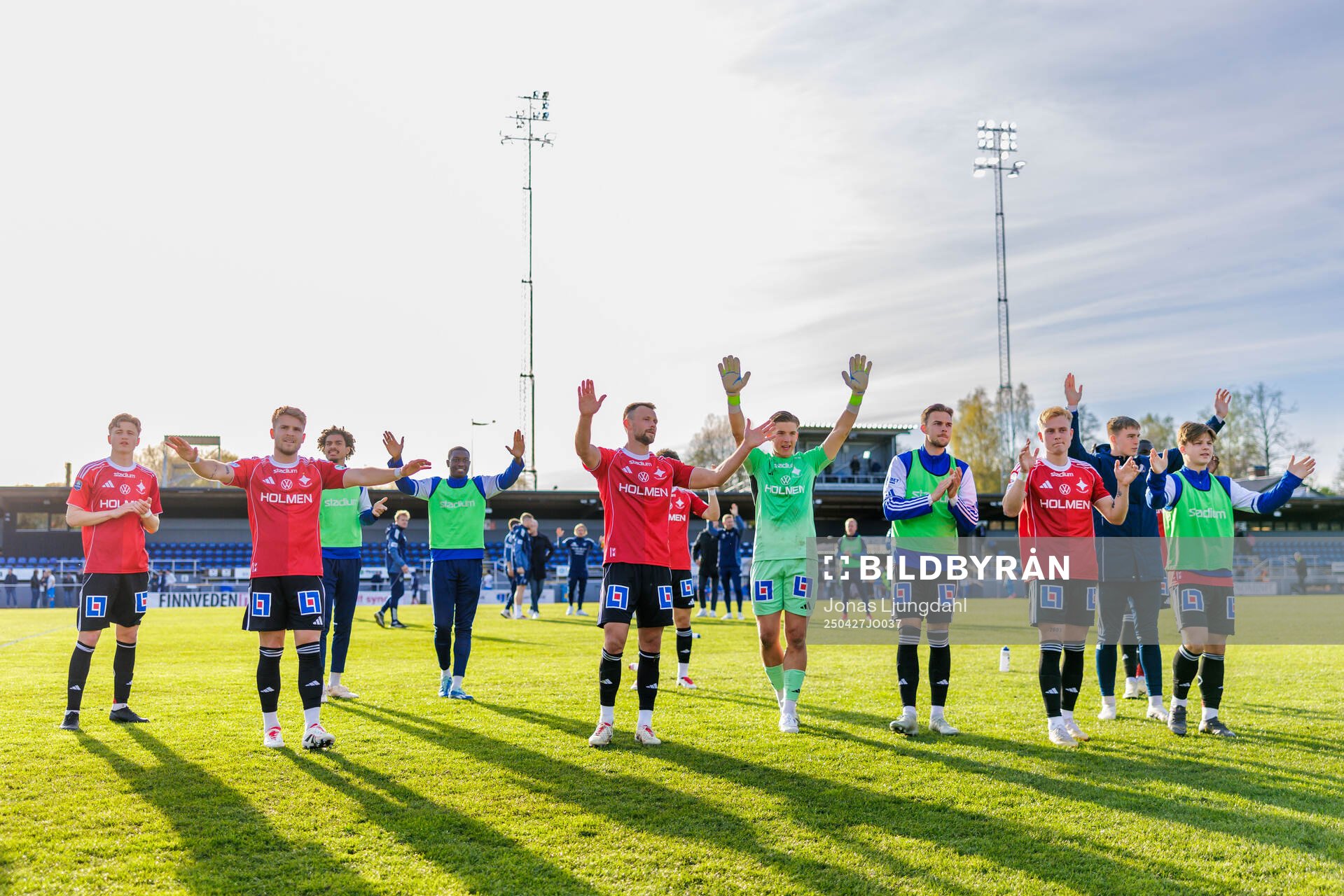 IFK Norrköpings spelare jublar efter fotbollsmatchen i Allsvenskan mellan Värnamo och IFK Norrköping den 27 april 2025 i Värnamo. 