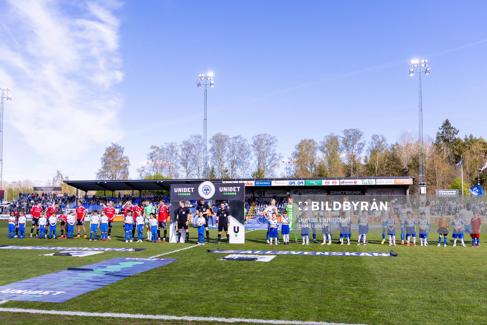 Lagen uppställda inför fotbollsmatchen i Allsvenskan mellan Värnamo och IFK Norrköping den 27 april 2025 i Värnamo. 