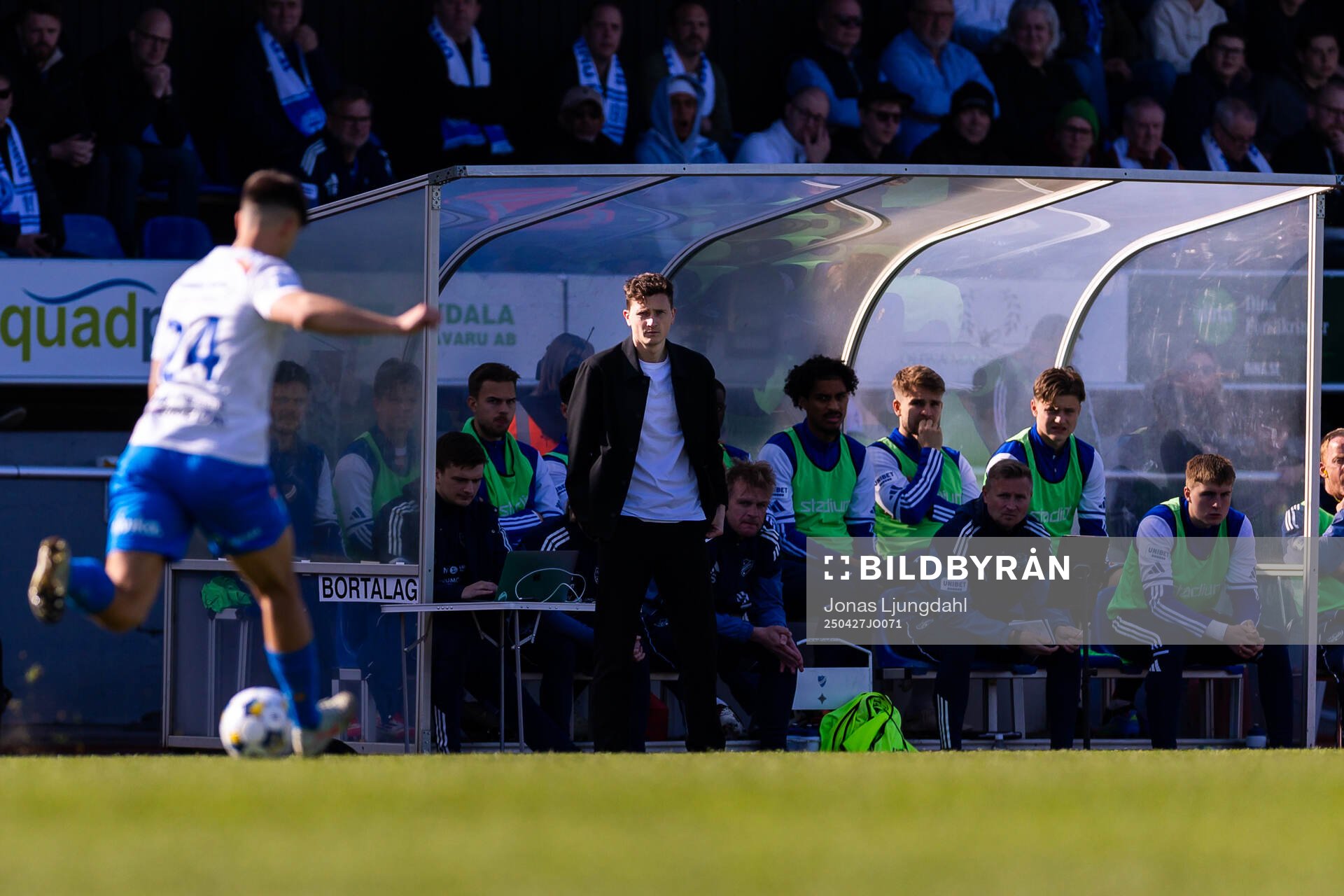 IFK Norrköpings tränare Martin Falk under fotbollsmatchen i Allsvenskan mellan Värnamo och IFK Norrköping den 27 april 2025 i Värnamo.