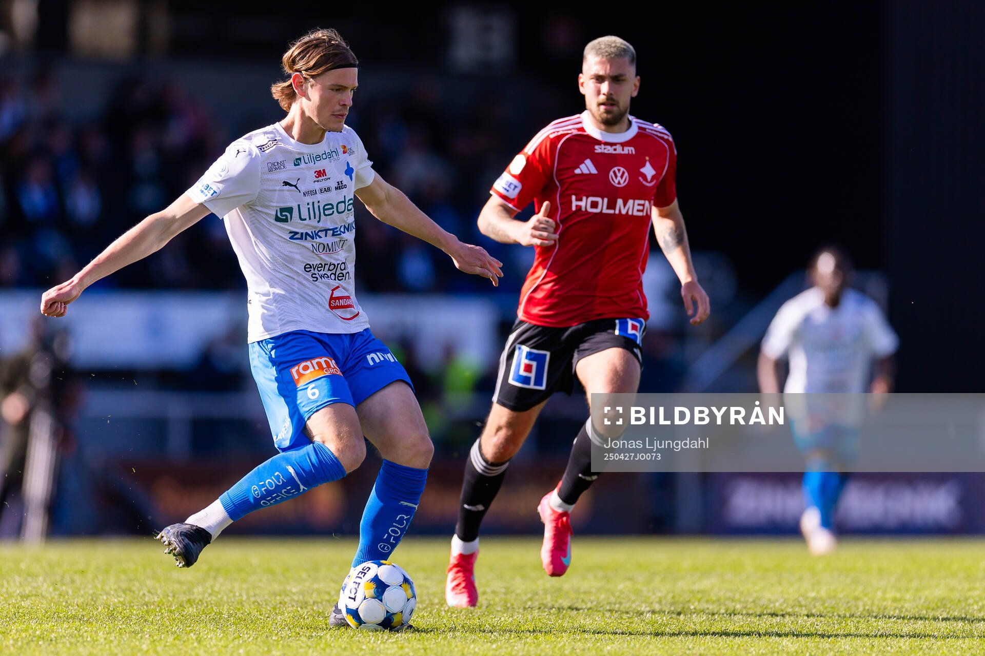 Värnamos Hugo Andersson och IFK Norrköpings Tim Prica under fotbollsmatchen i Allsvenskan mellan Värnamo och IFK Norrköping den 27 april 2025 i Värnamo.