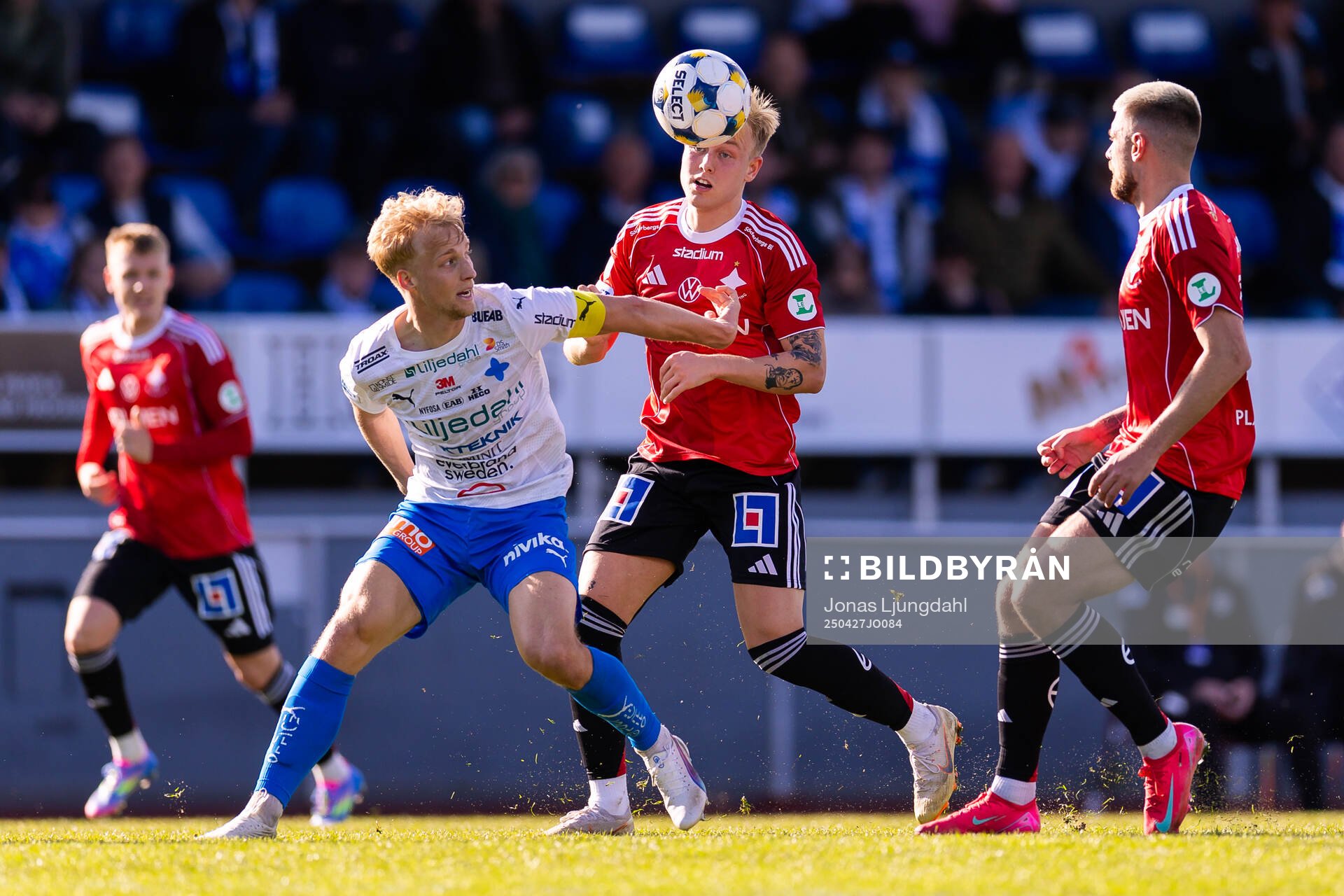 Värnamos Victor Larsson och IFK Norrköpings Isak Andri