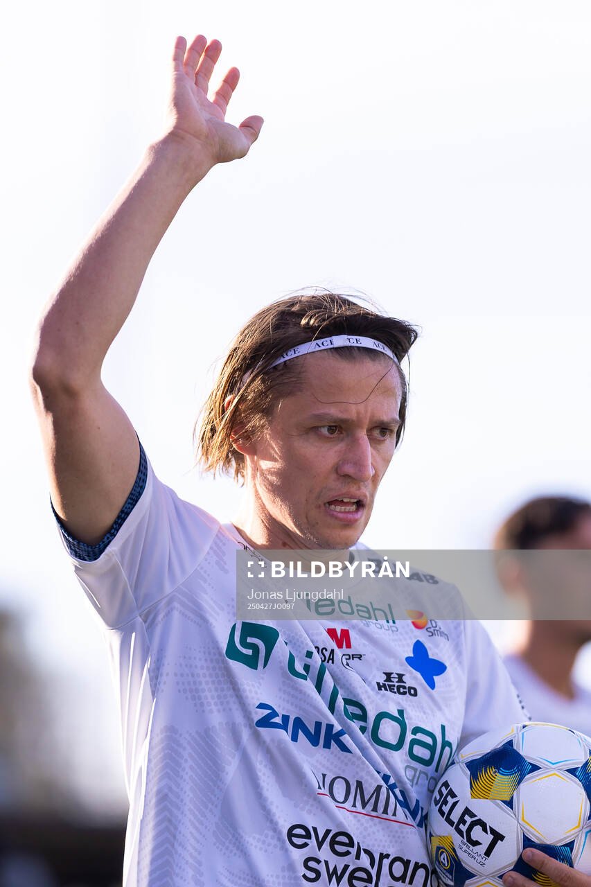 Värnamos Simon Thern under fotbollsmatchen i Allsvenskan mellan Värnamo och IFK Norrköping den 27 april 2025 i Värnamo. 