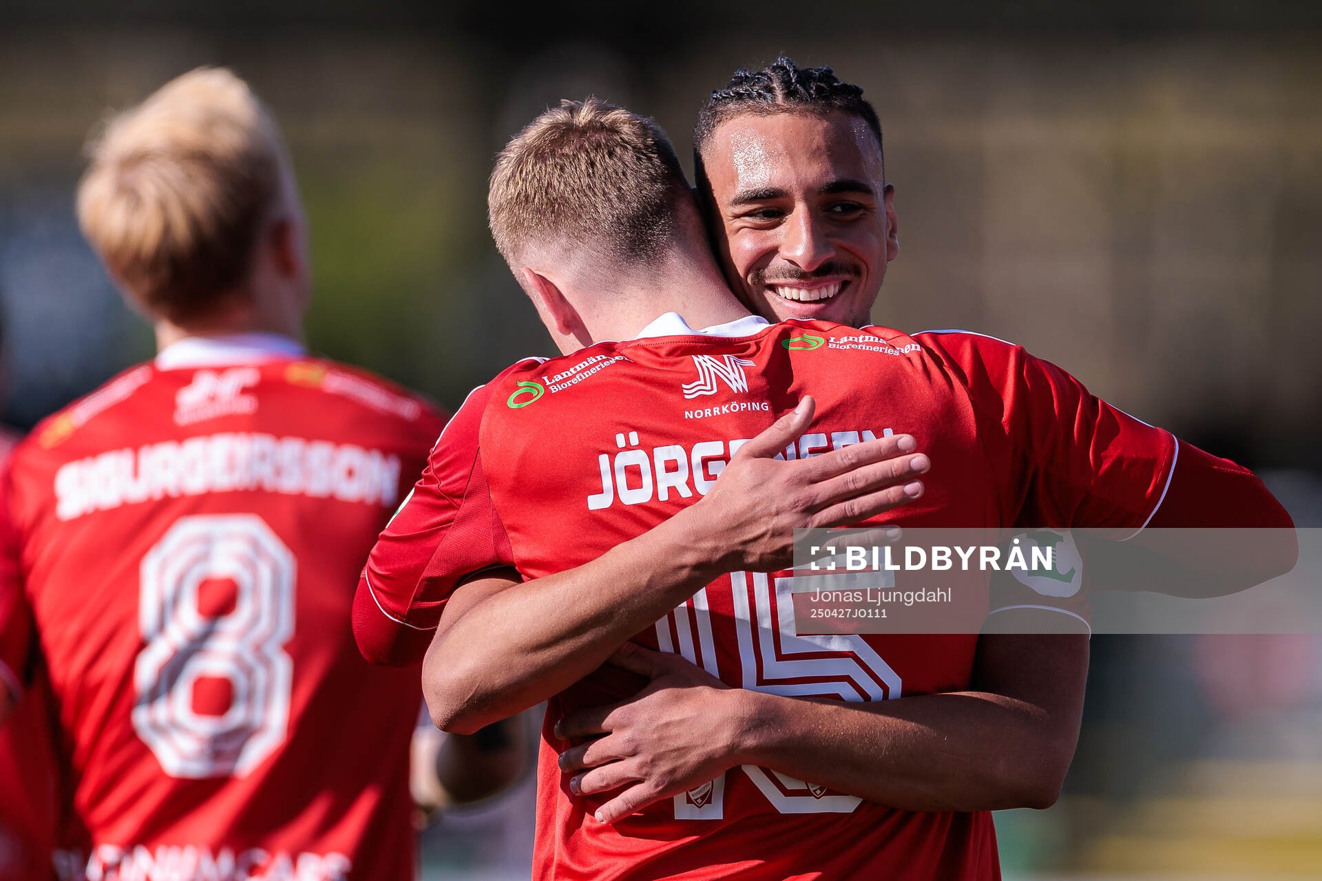 IFK Norrköpings Sebastian Vinther Jørgensen och Moutaz Neffati jublar efter 0-2 målet under fotbollsmatchen i Allsvenskan mellan Värnamo och IFK Norrköping den 27 april 2025 i Värnamo.
