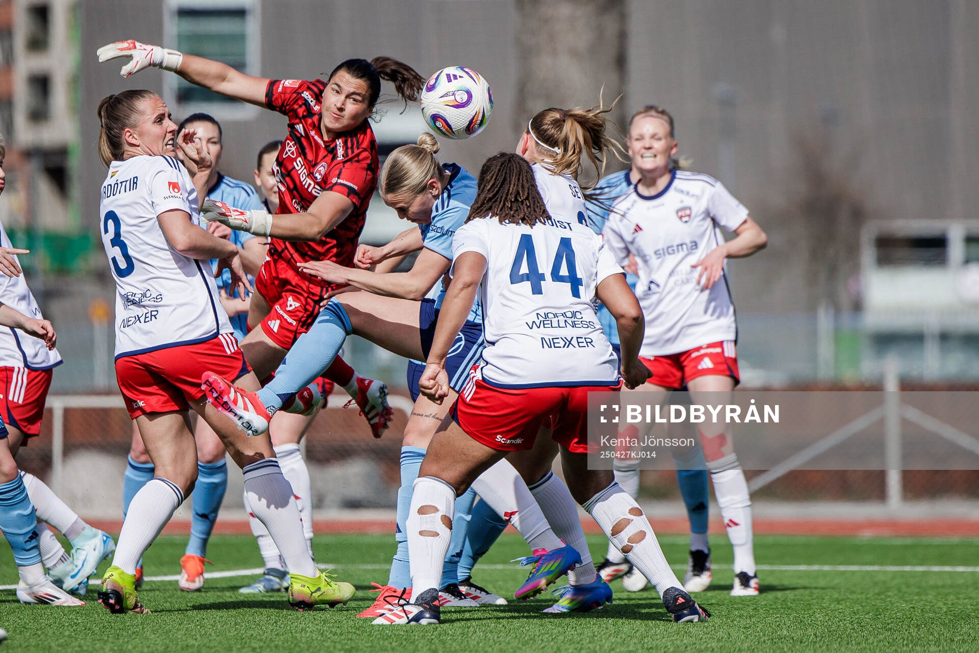 Rosengårds målvakt Eartha Cumings under fotbollsmatchen i Damallsvenskan mellan Djurgården och Rosengård den 27 april 2025 i Stockholm.