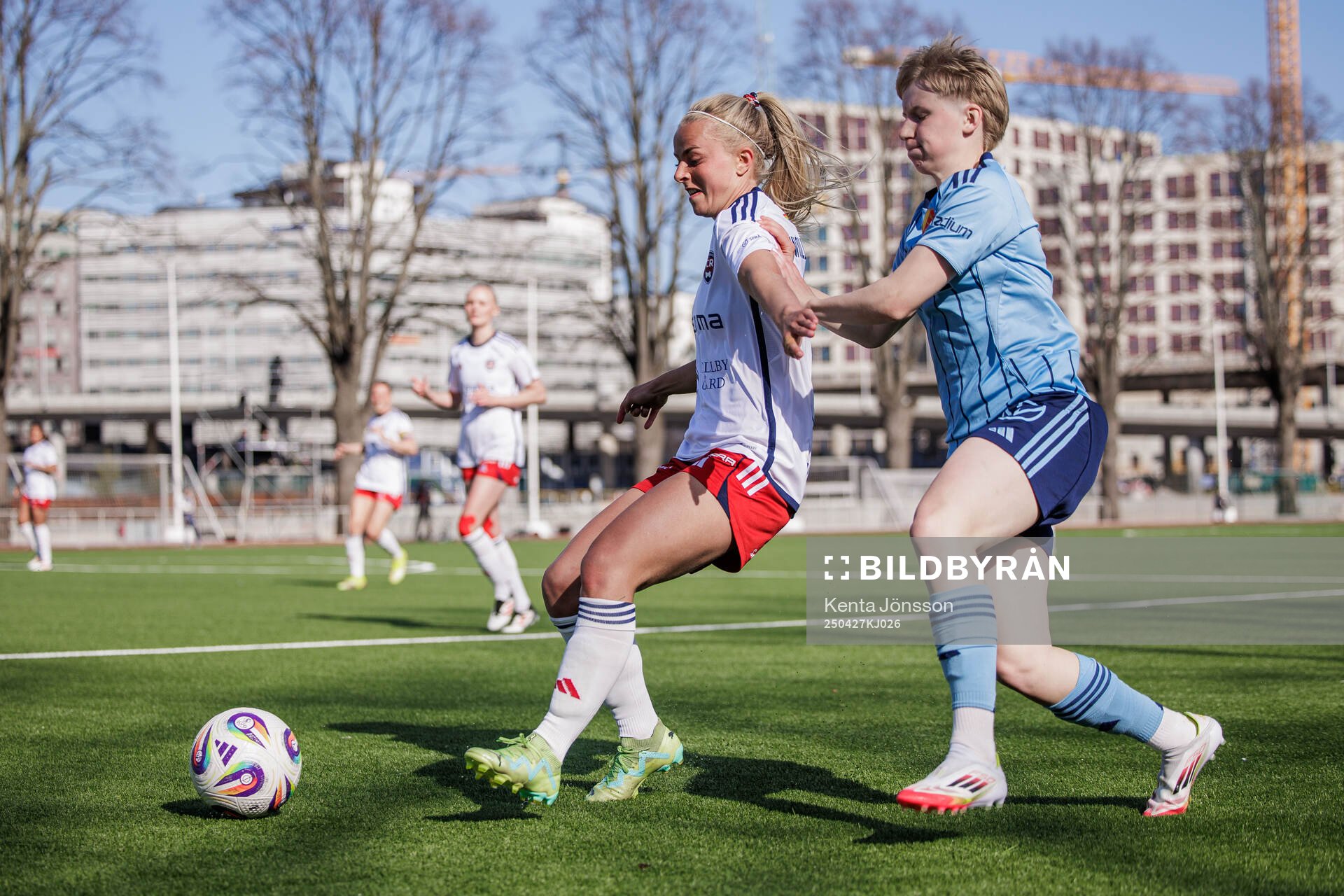 Rosengårds Emilie Woldvik och Djurgårdens Olivia Ulenius