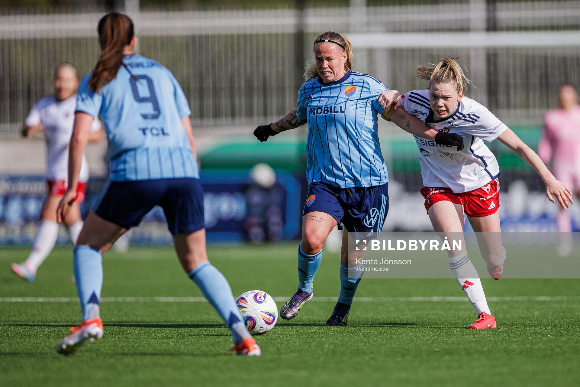 Djurgårdens Therese Åsland och Rosengårds Bea Sprung