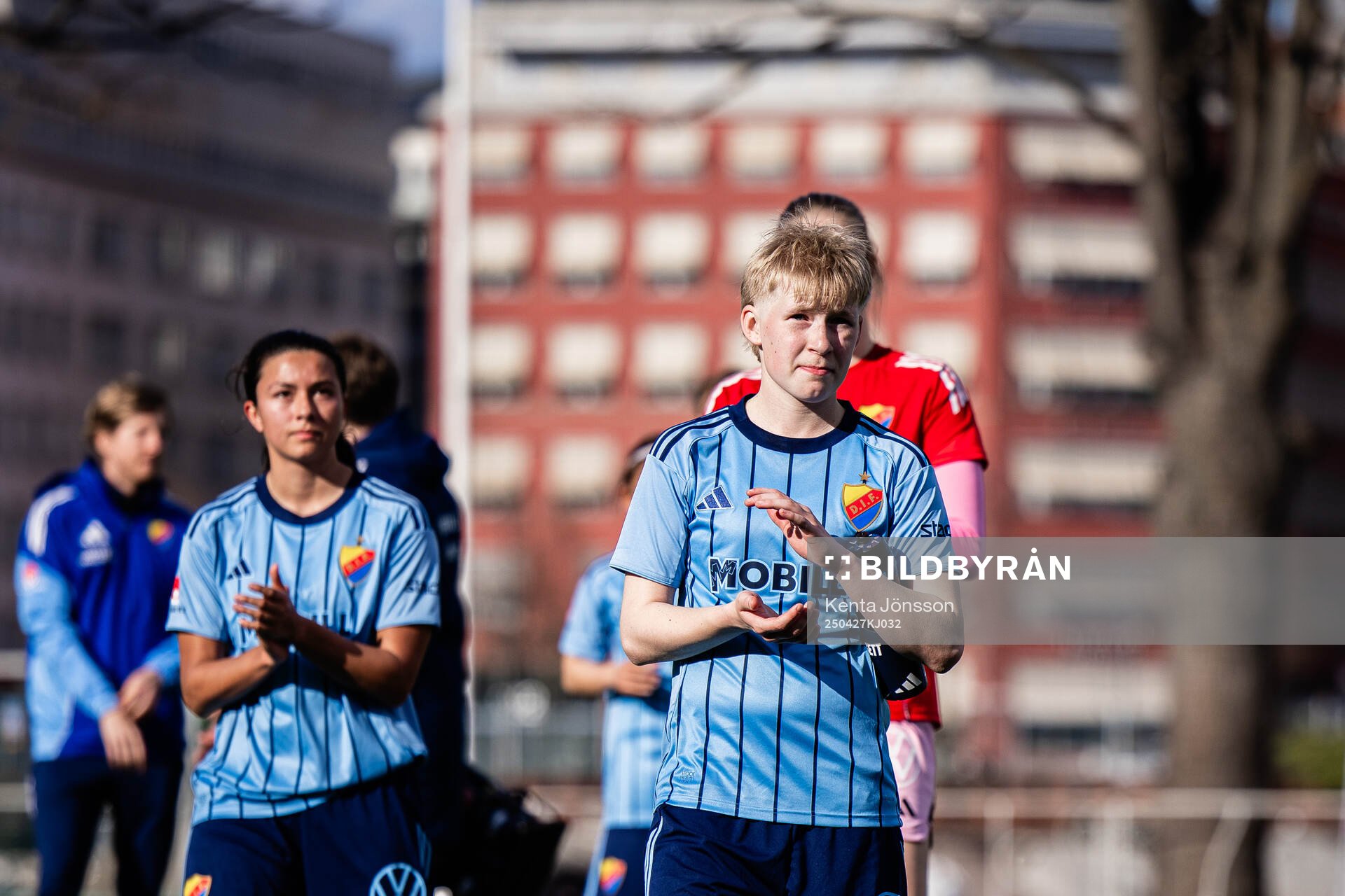Djurgårdens Olivia Ulenius applåderar publiken efter fotbollsmatchen i Damallsvenskan mellan Djurgården och Rosengård den 27 april 2025 i Stockholm.