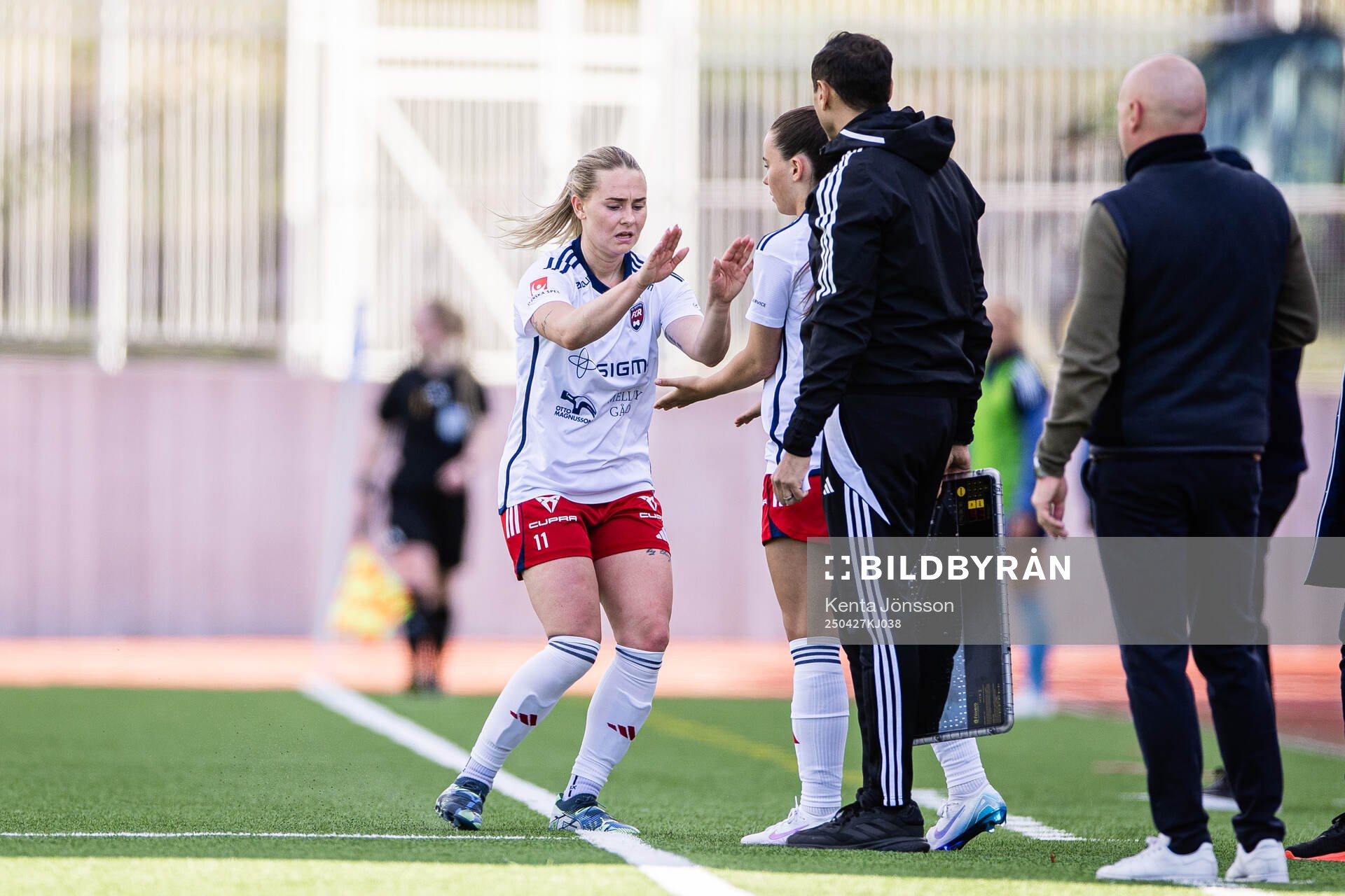 Rosengårds Emma Jansson i ett byte med Isabella Sara
