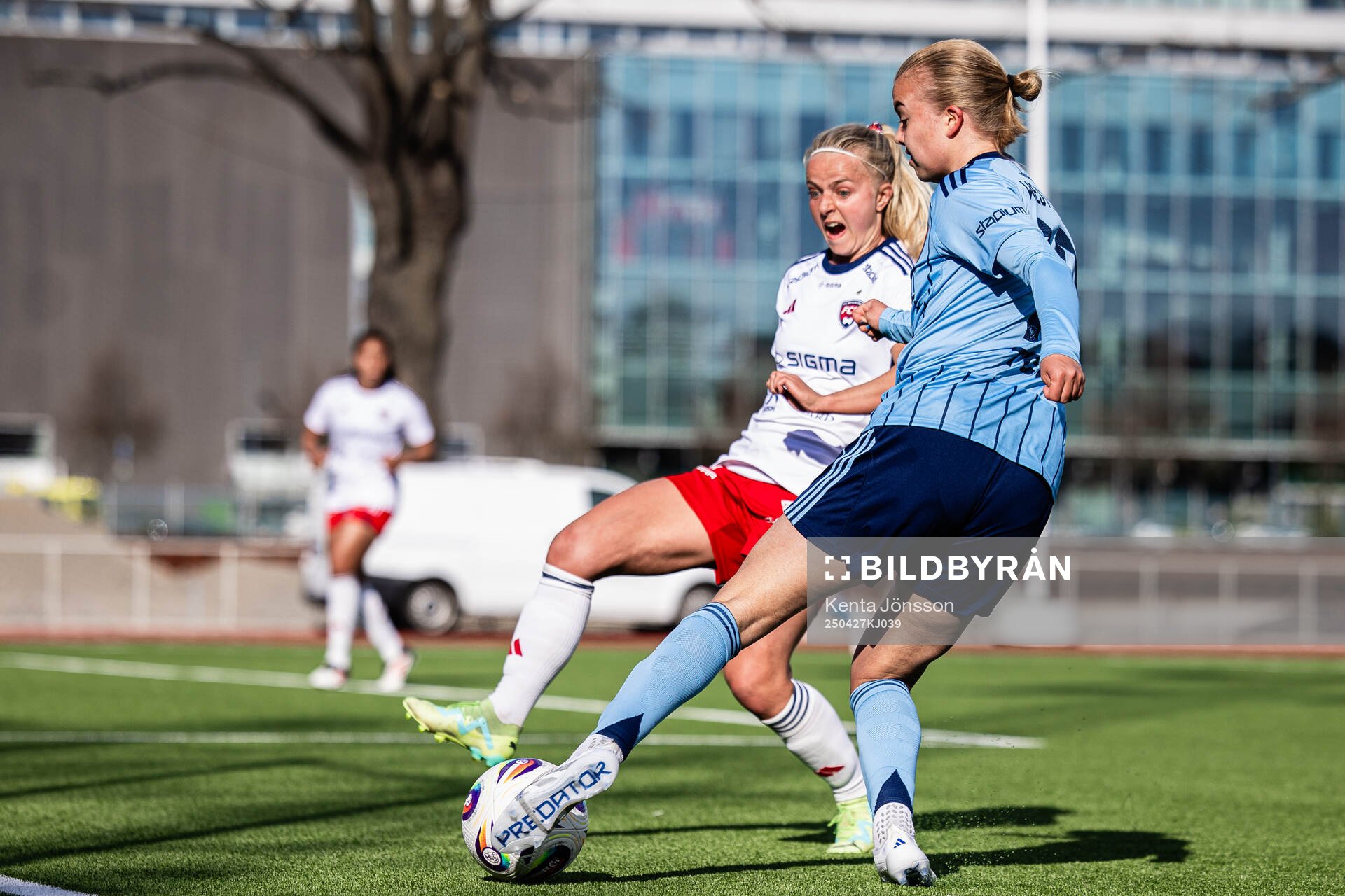 Rosengårds Emilie Woldvik ocb Djurgårdens Elin Westlund under fotbollsmatchen i Damallsvenskan mellan Djurgården och Rosengård den 27 april 2025 i Stockholm.