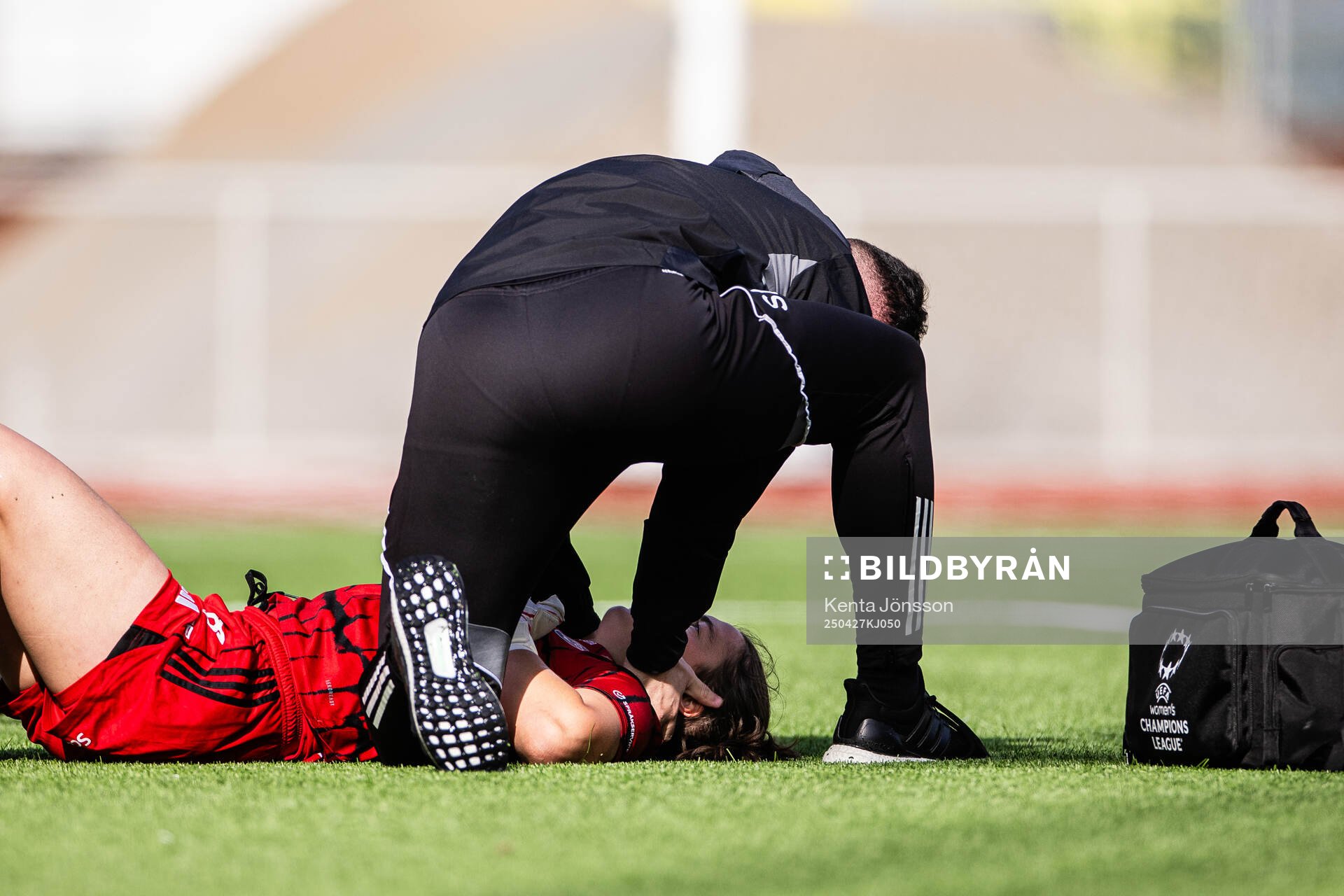 Rosengårds målvakt Eartha Cumings har ont under fotbollsmatchen i Damallsvenskan mellan Djurgården och Rosengård den 27 april 2025 i Stockholm.
