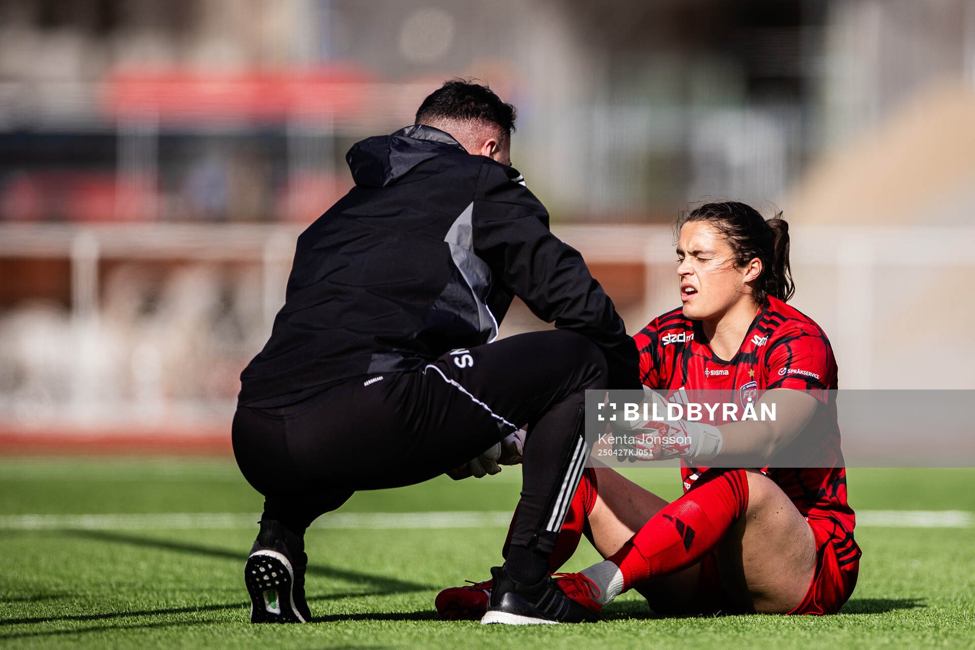 Rosengårds målvakt Eartha Cumings har ont under fotbollsmatchen i Damallsvenskan mellan Djurgården och Rosengård den 27 april 2025 i Stockholm.