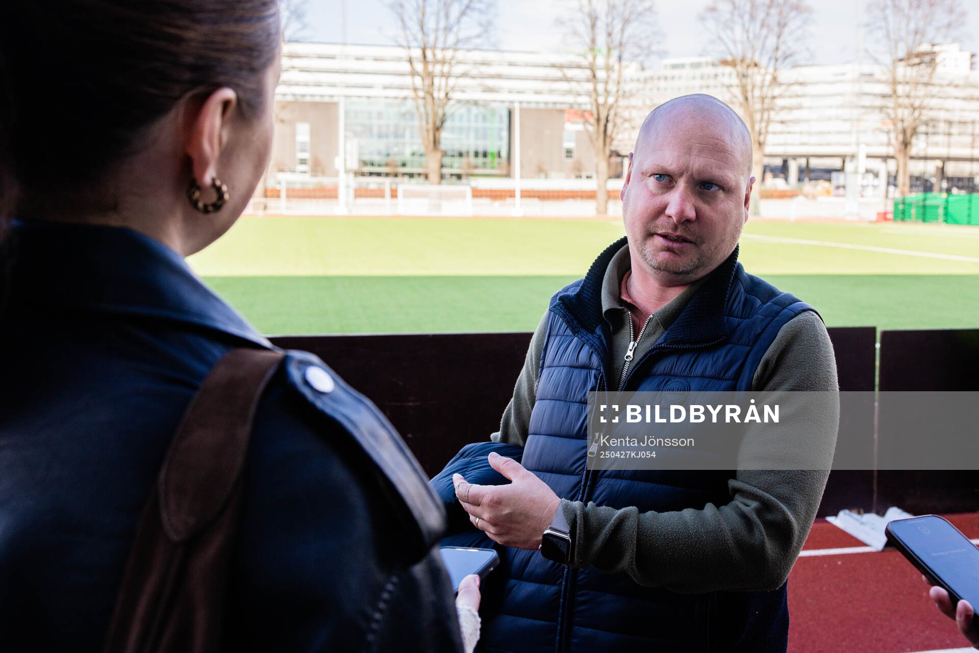 Rosengårds tränare Joel Kjetselberg intervjuas efter fotbollsmatchen i Damallsvenskan mellan Djurgården och Rosengård den 27 april 2025 i Stockholm.