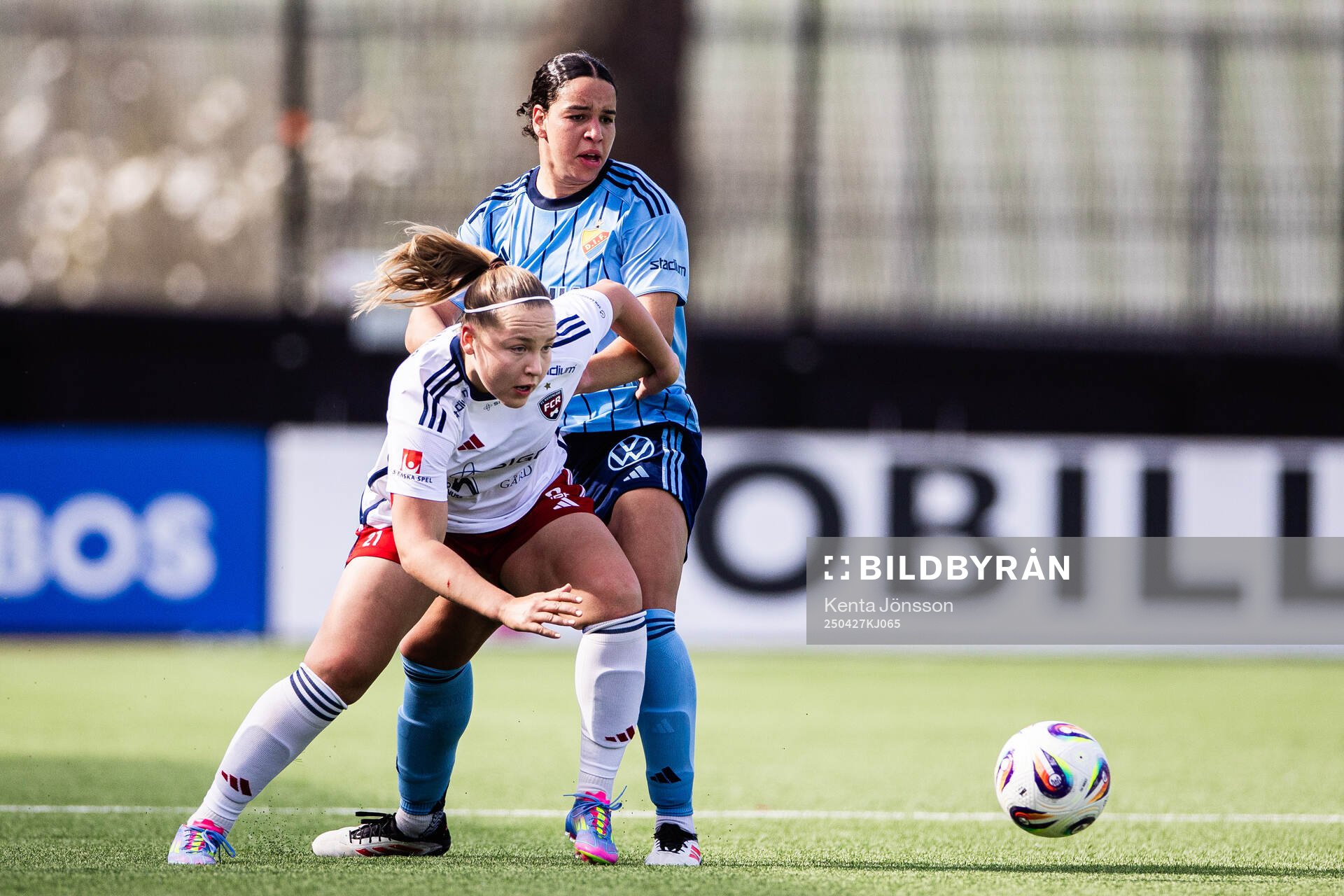 Rosengårds Oona Sevenius och Djurgårdens Camille Ashe under fotbollsmatchen i Damallsvenskan mellan Djurgården och Rosengård den 27 april 2025 i Stockholm.