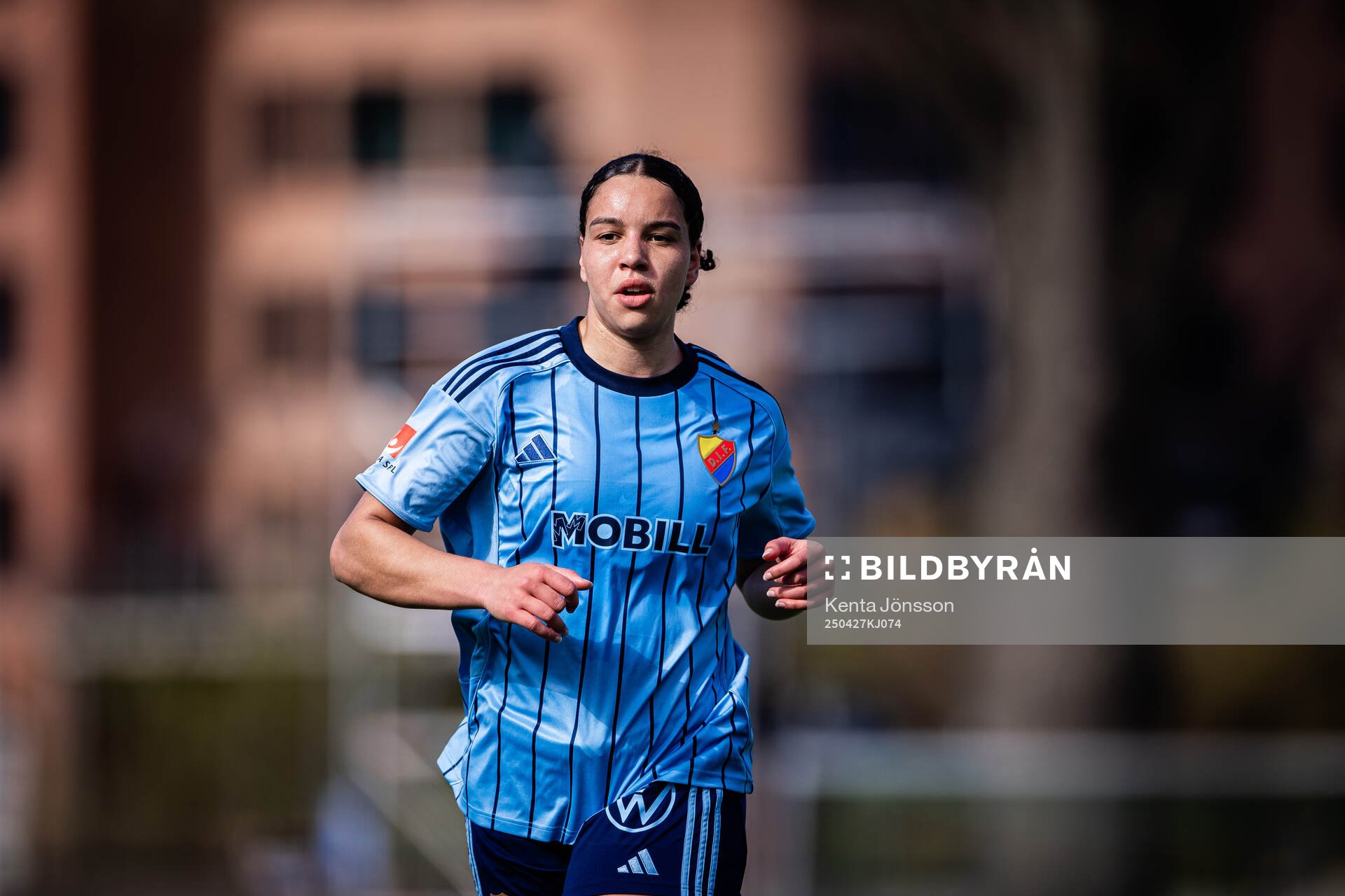 Djurgårdens Camille Ashe under fotbollsmatchen i Damallsvenskan mellan Djurgården och Rosengård den 27 april 2025 i Stockholm. 