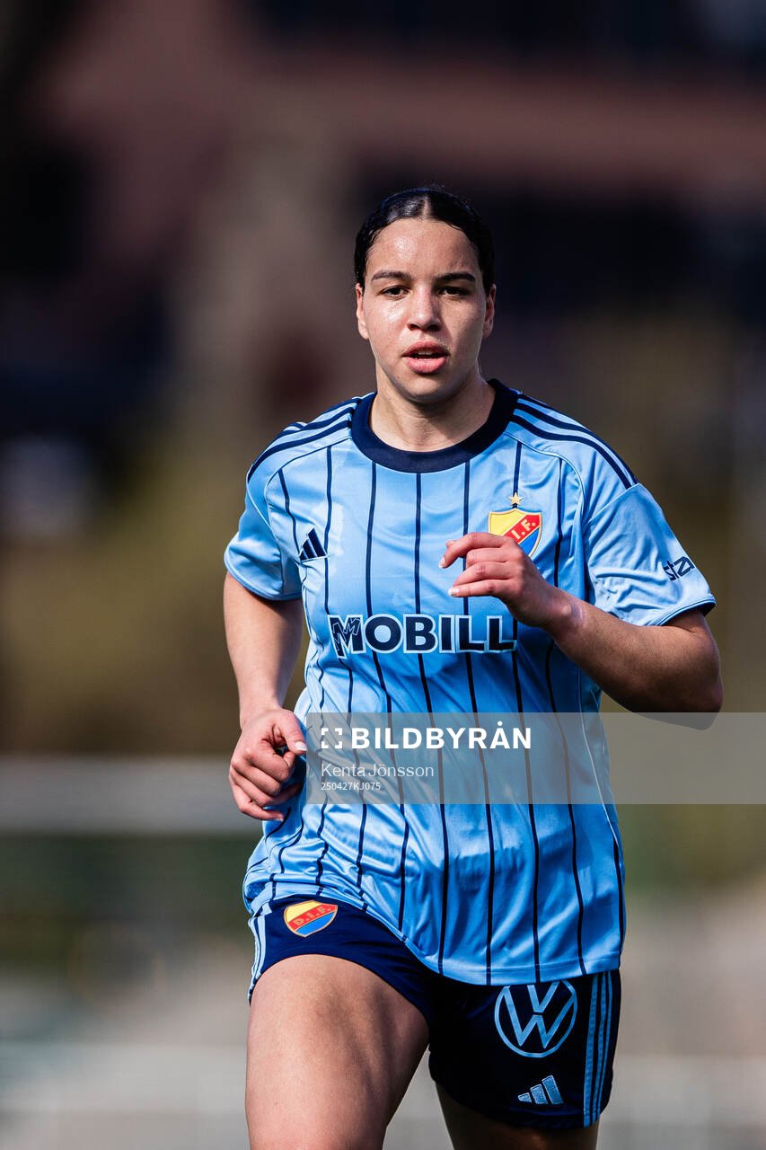 Djurgårdens Camille Ashe under fotbollsmatchen i Damallsvenskan mellan Djurgården och Rosengård den 27 april 2025 i Stockholm. 
