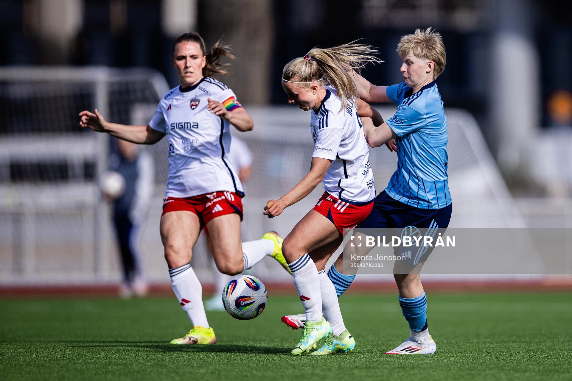 Rosengårds Gudrun Arnardottir och Emilie Woldvik i kamp med Djurgårdens Olivia Ulenius under fotbollsmatchen i Damallsvenskan mellan Djurgården och Rosengård den 27 april 2025 i Stockholm.