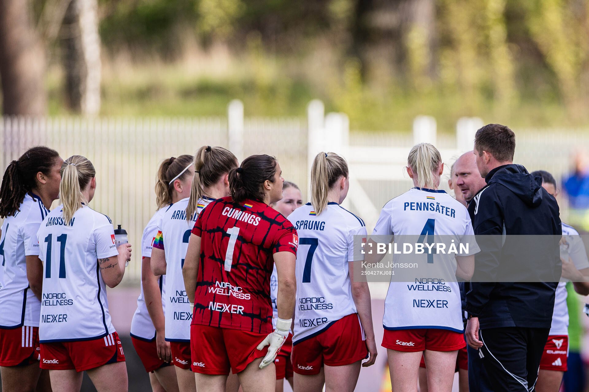 Rosengårds spelare och tränare Joel Kjetselberg i en vätskepaus under fotbollsmatchen i Damallsvenskan mellan Djurgården och Rosengård den 27 april 2025 i Stockholm.