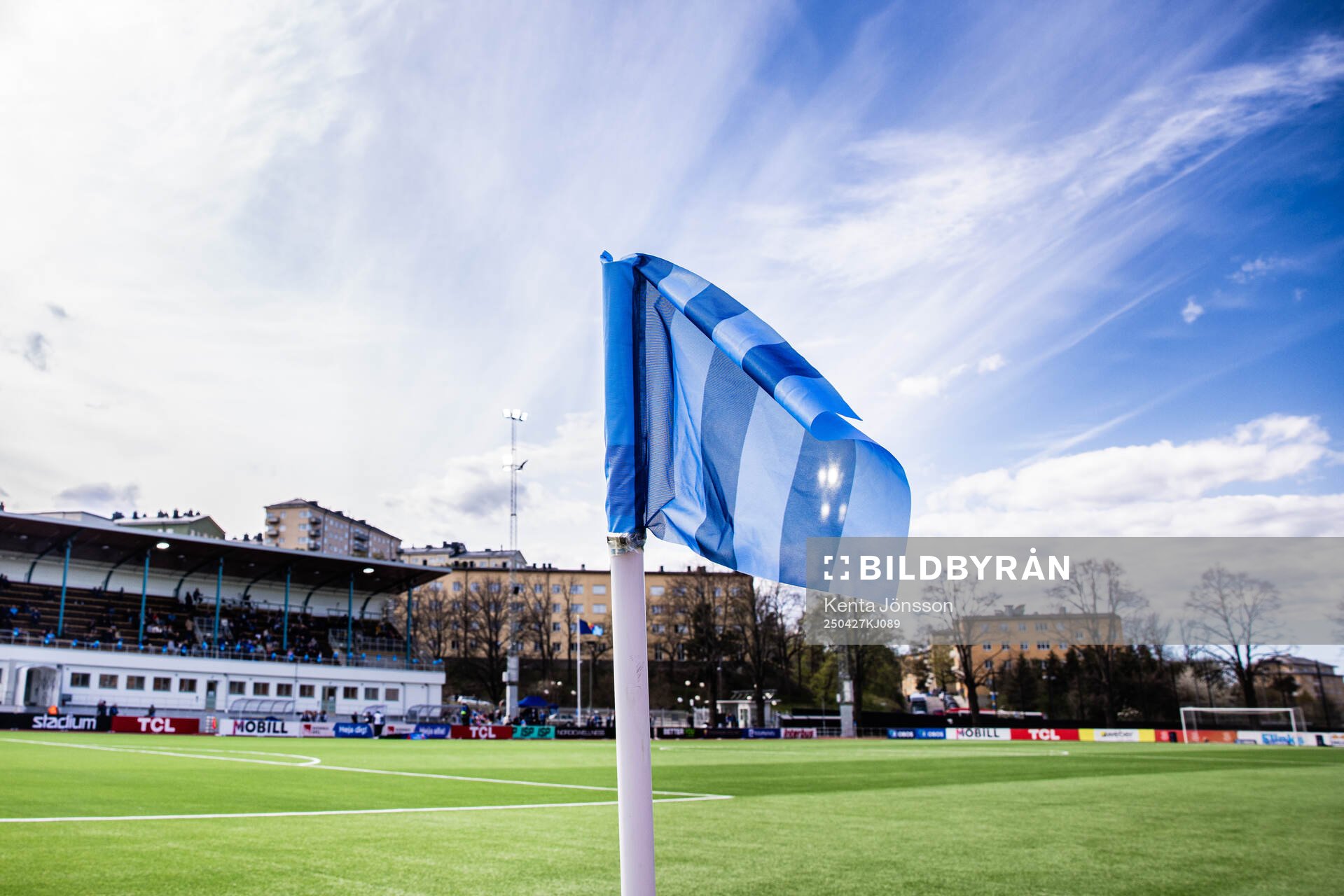 En hörnflagga på Kristinebergs IP med blå färger
