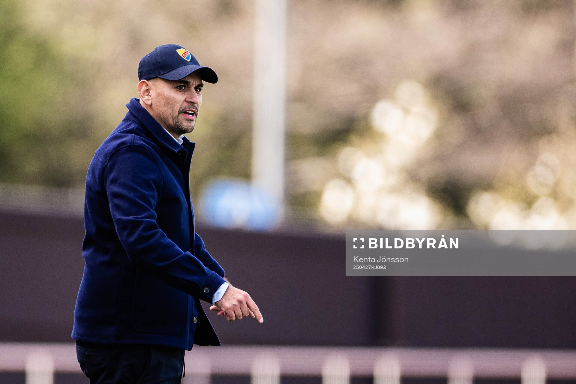 Djurgårdens tränare Marcelo Fernandez under fotbollsmatchen i Damallsvenskan mellan Djurgården och Rosengård den 27 april 2025 i Stockholm.