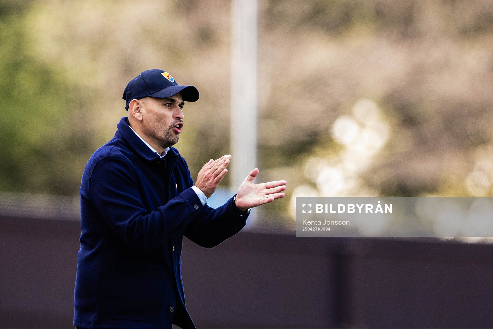 Djurgårdens tränare Marcelo Fernandez under fotbollsmatchen i Damallsvenskan mellan Djurgården och Rosengård den 27 april 2025 i Stockholm.