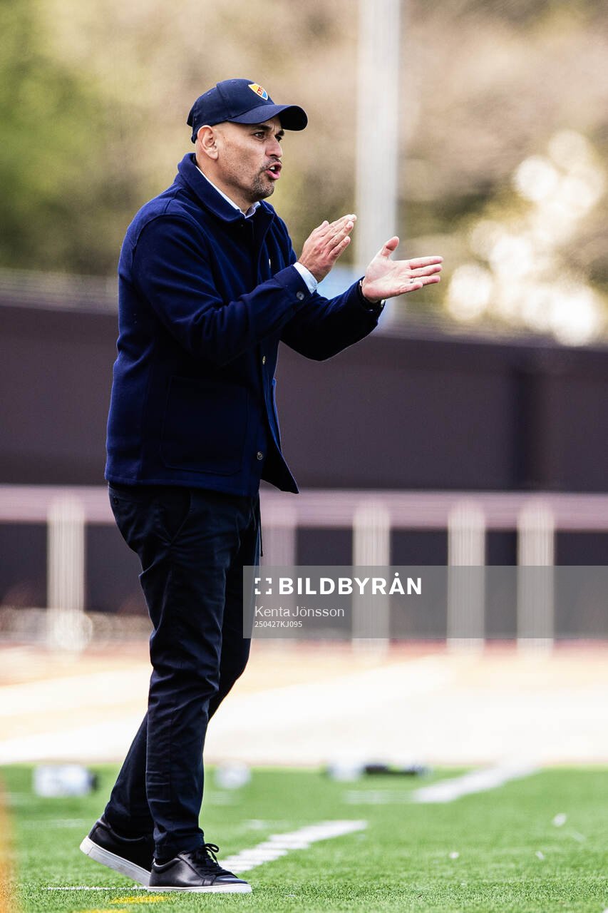Djurgårdens tränare Marcelo Fernandez under fotbollsmatchen i Damallsvenskan mellan Djurgården och Rosengård den 27 april 2025 i Stockholm.