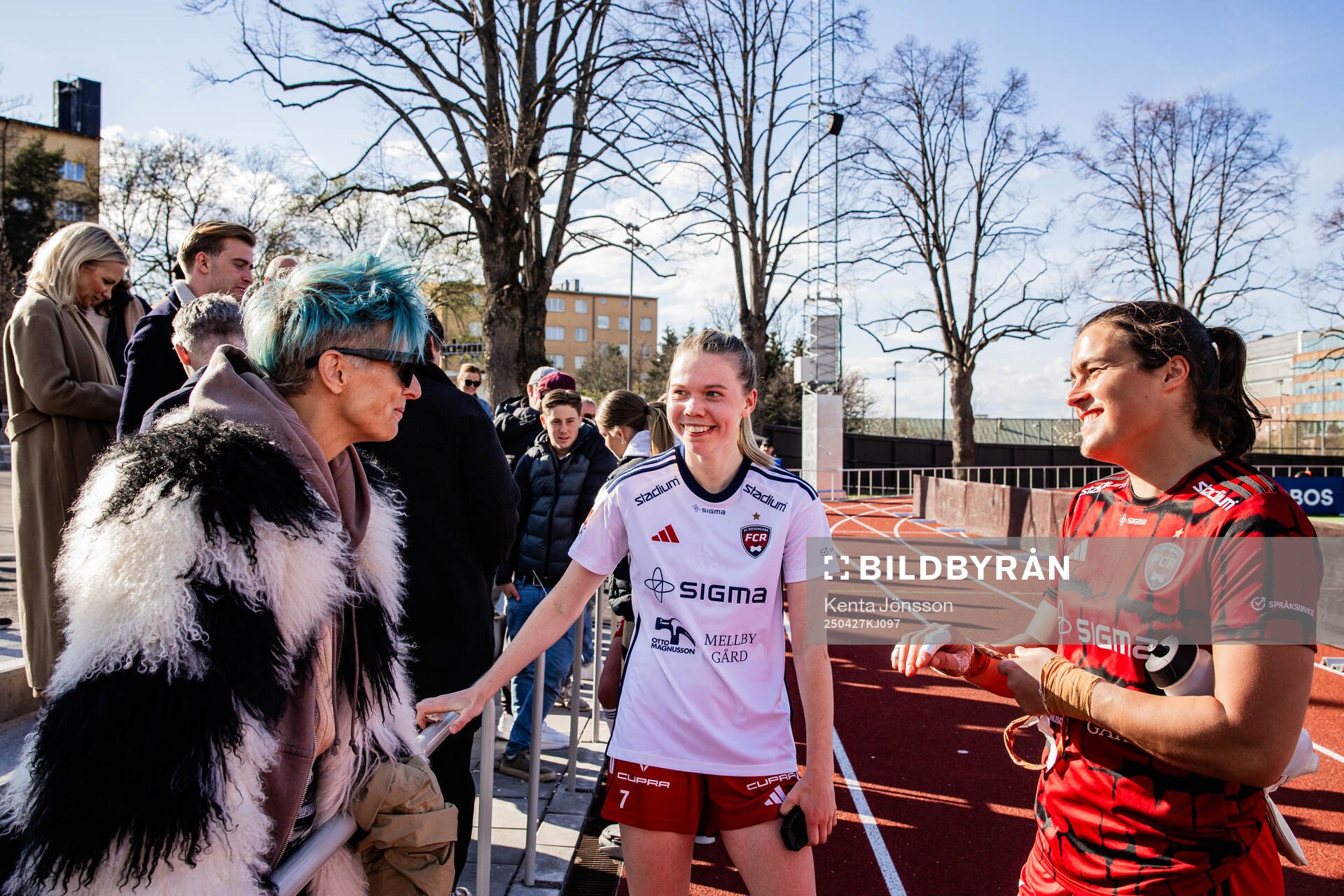 Lisa Ek med Rosengårds Bea Sprung och målvakt Eartha Cumings efter under fotbollsmatchen i Damallsvenskan mellan Djurgården och Rosengård den 27 april 2025 i Stockholm.