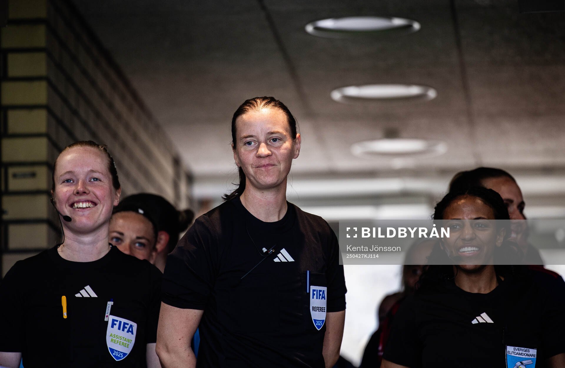 Assisterande domare Emelie Elfstrand, domare Lovisa Johansson och assisterande domare Mimmi Damtew inför fotbollsmatchen i Damallsvenskan mellan Djurgården och Rosengård den 27 april 2025 i Stockholm.