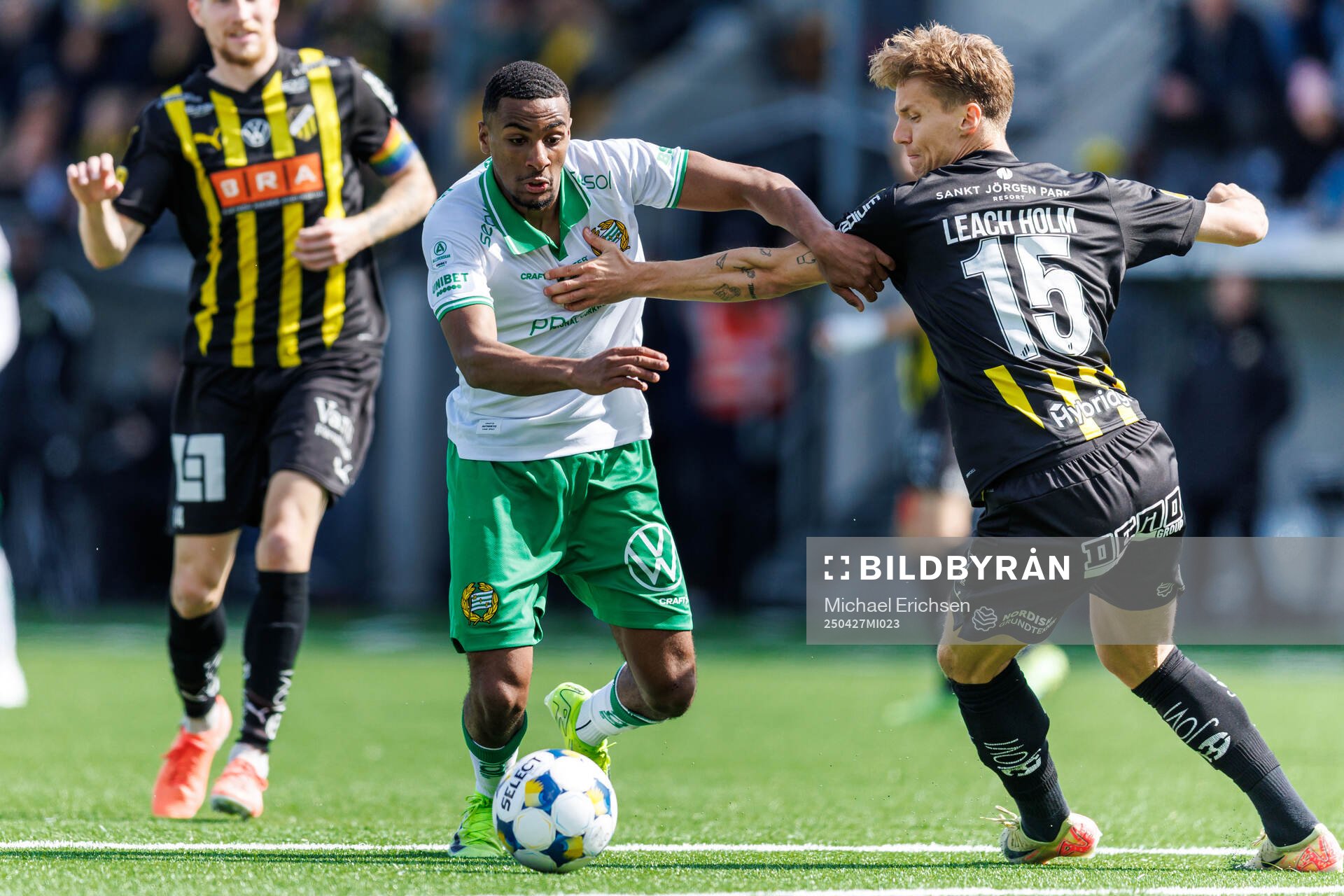 Hammarbys Paulos Abraham och Häckens Samuel Leach Holm under fotbollsmatchen i Allsvenskan mellan Häcken och Hammarby den 27 april 2025 i Göteborg.