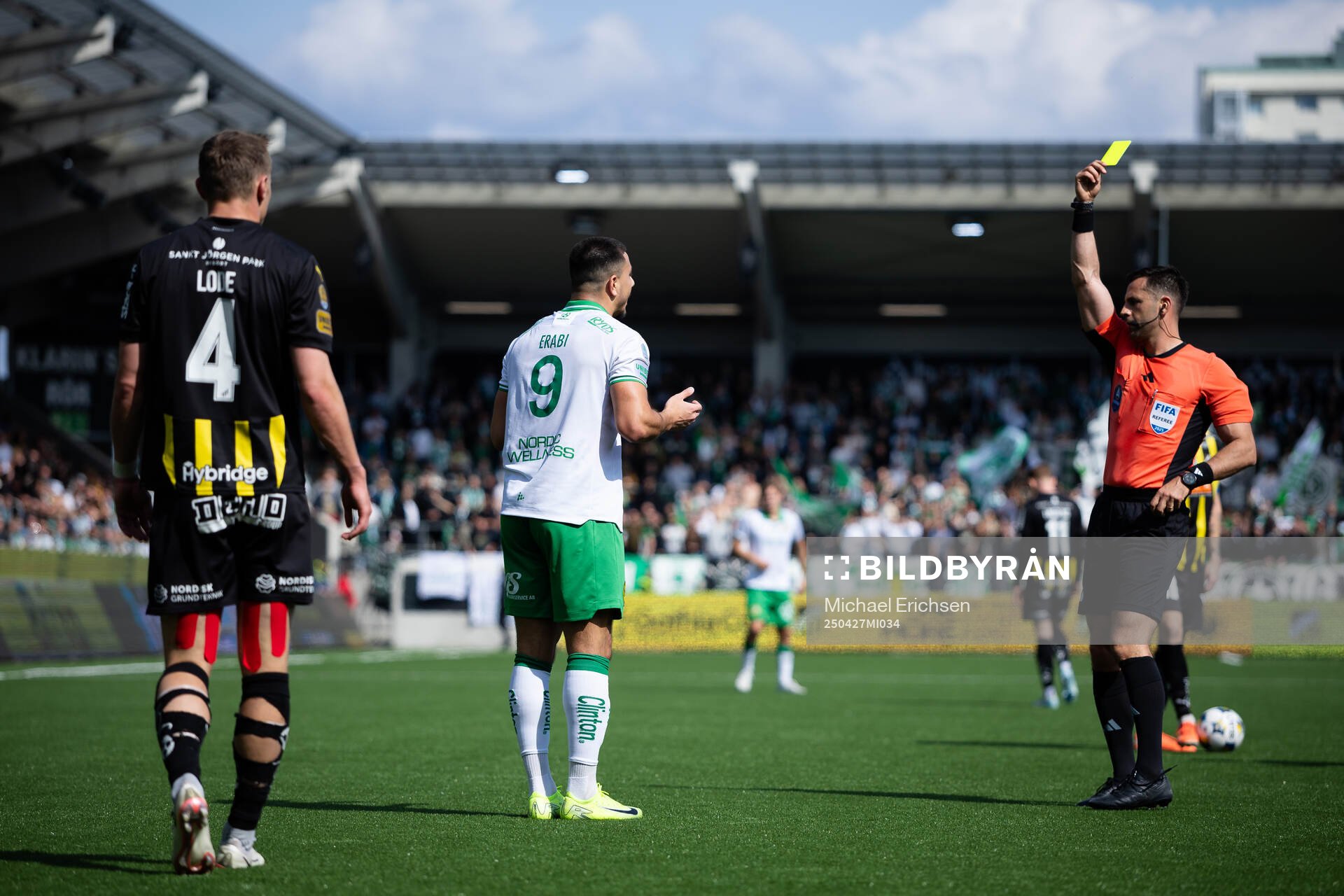 Hammarbys Jusef Erabi får ett gult kort