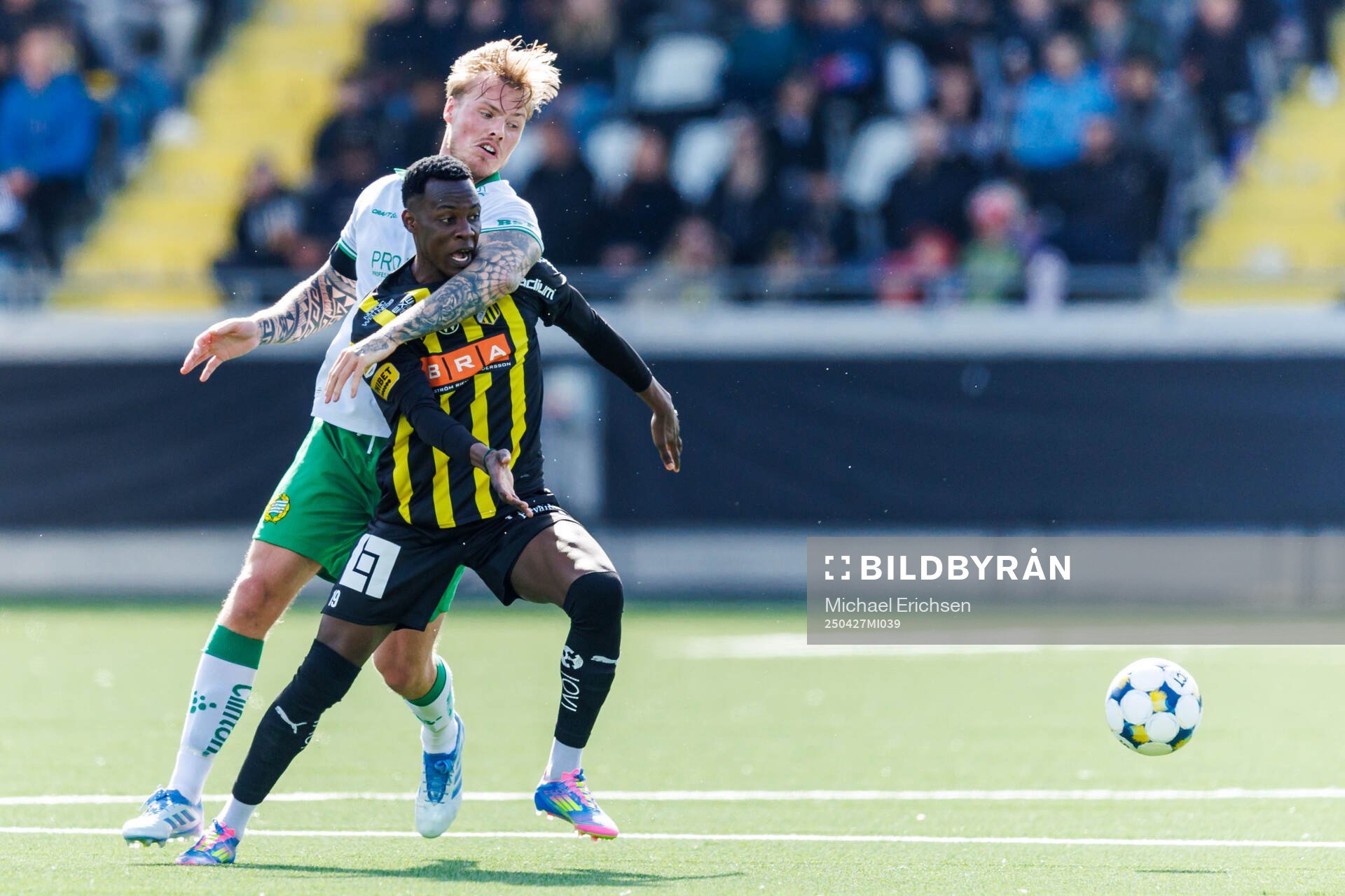 Hammarbys Victor Eriksson och Häckens John Paul Dembe