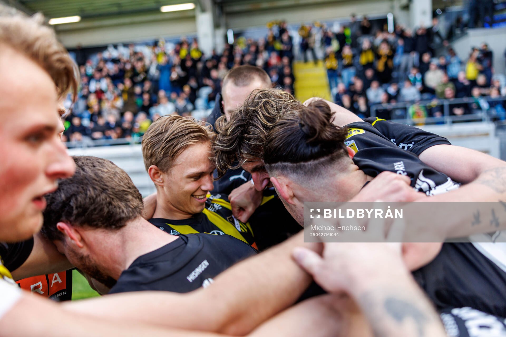 Häckens Silas Andersen jublar med lagkamater